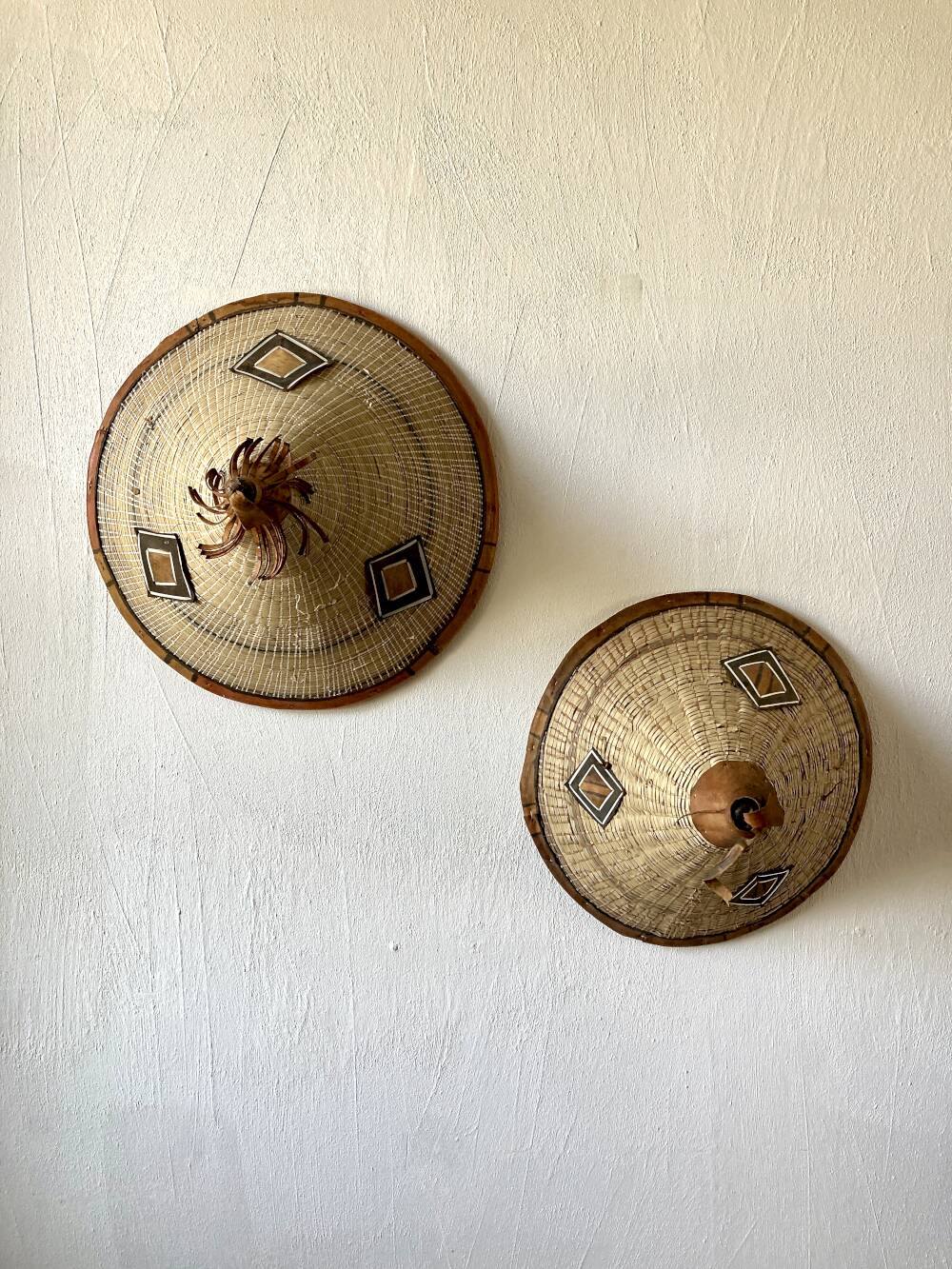 Duo de chapeaux traditionnels Peuls (Tingandé), Afrique de l'Ouest