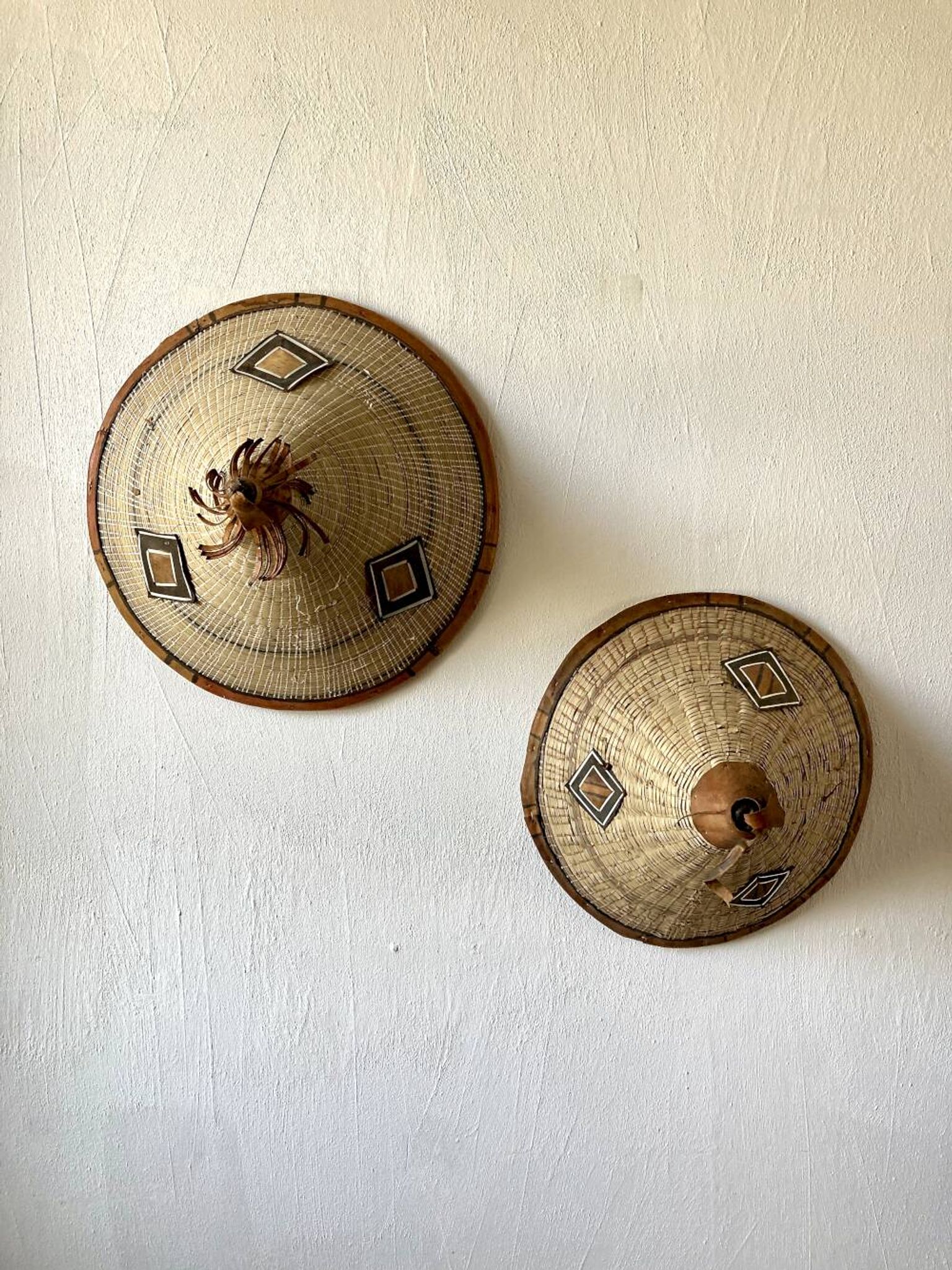 Duo de chapeaux traditionnels Peuls (Tingandé), Afrique de l'Ouest