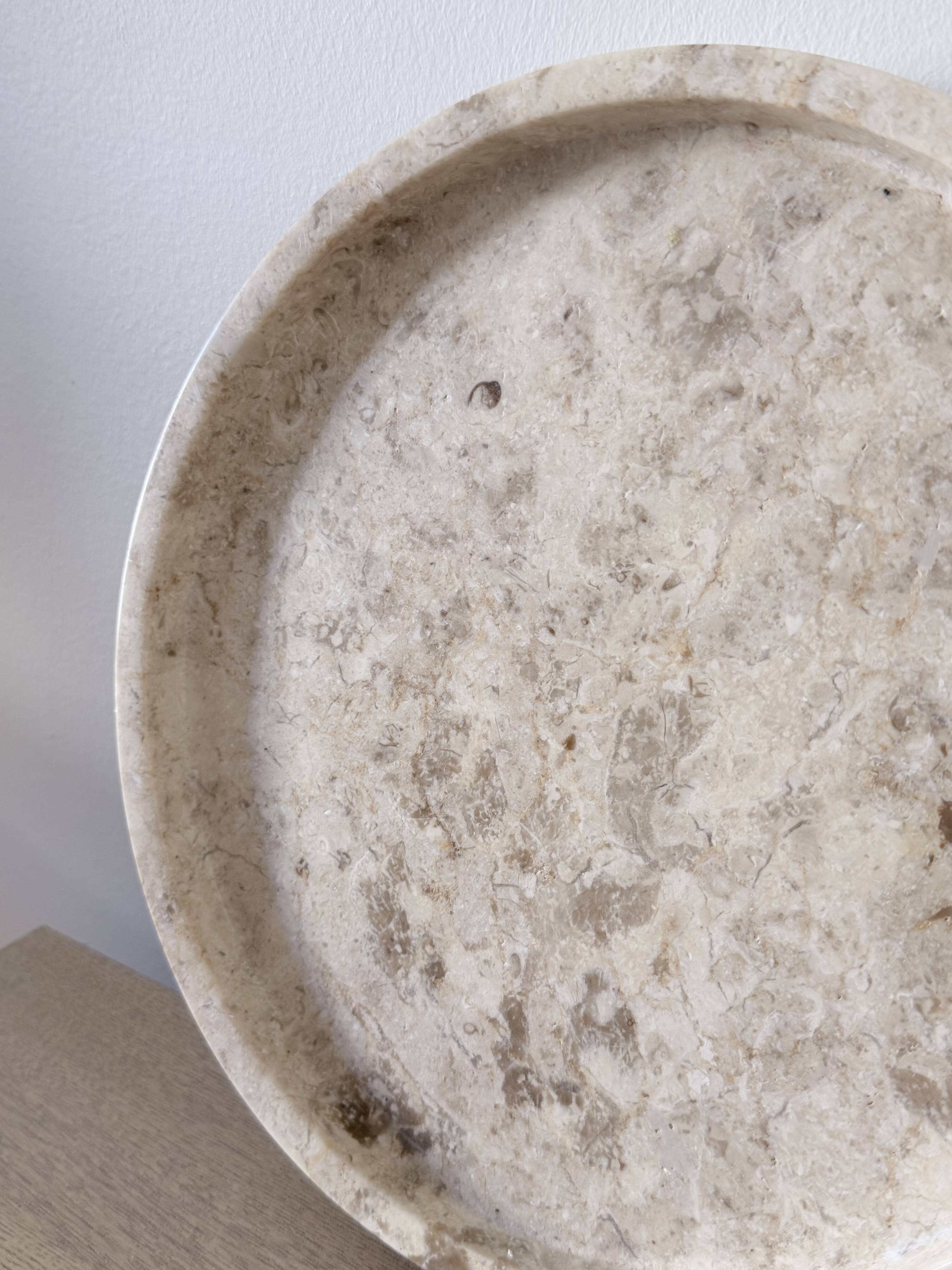 Small round tray in travertine