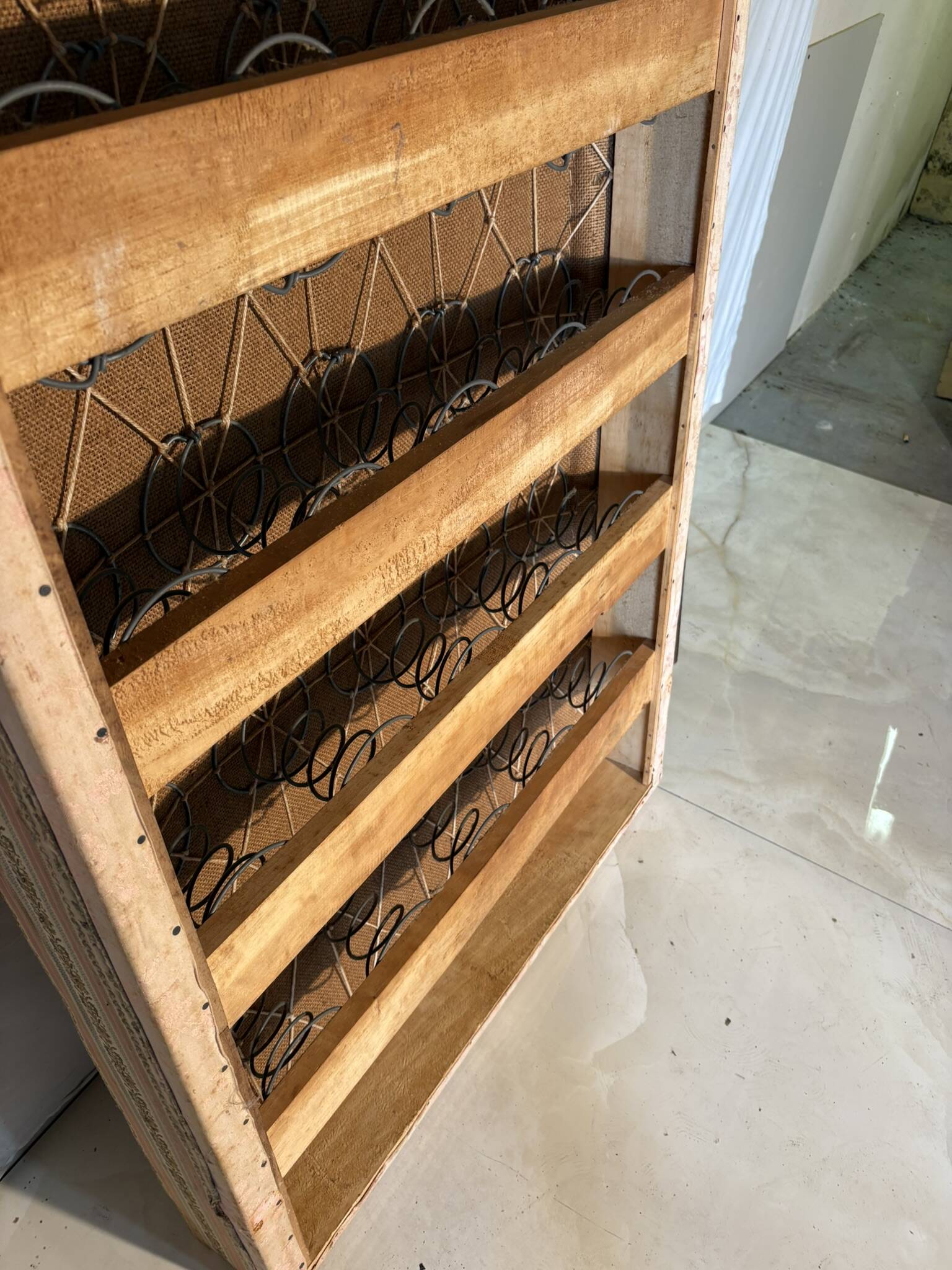 Antique Louis XVI style daybed in carved wood and patterned fabric