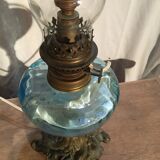 Lampe à pétrole bleue et pied laiton, électrifiée