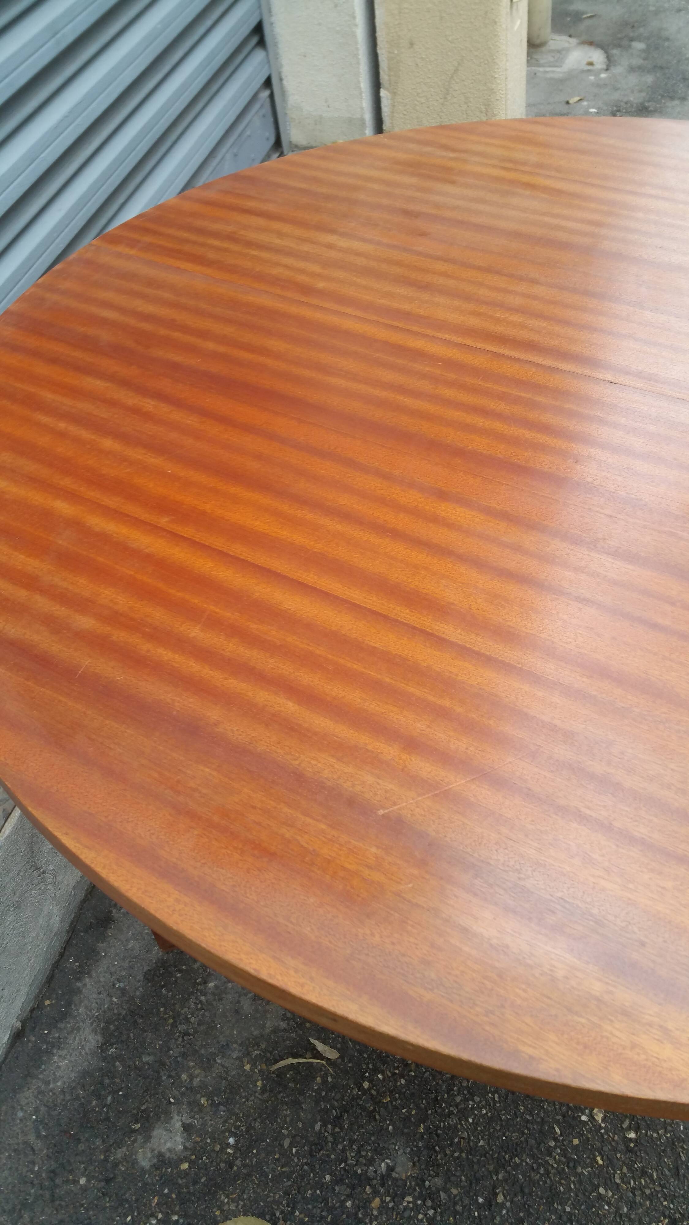Table scandinave