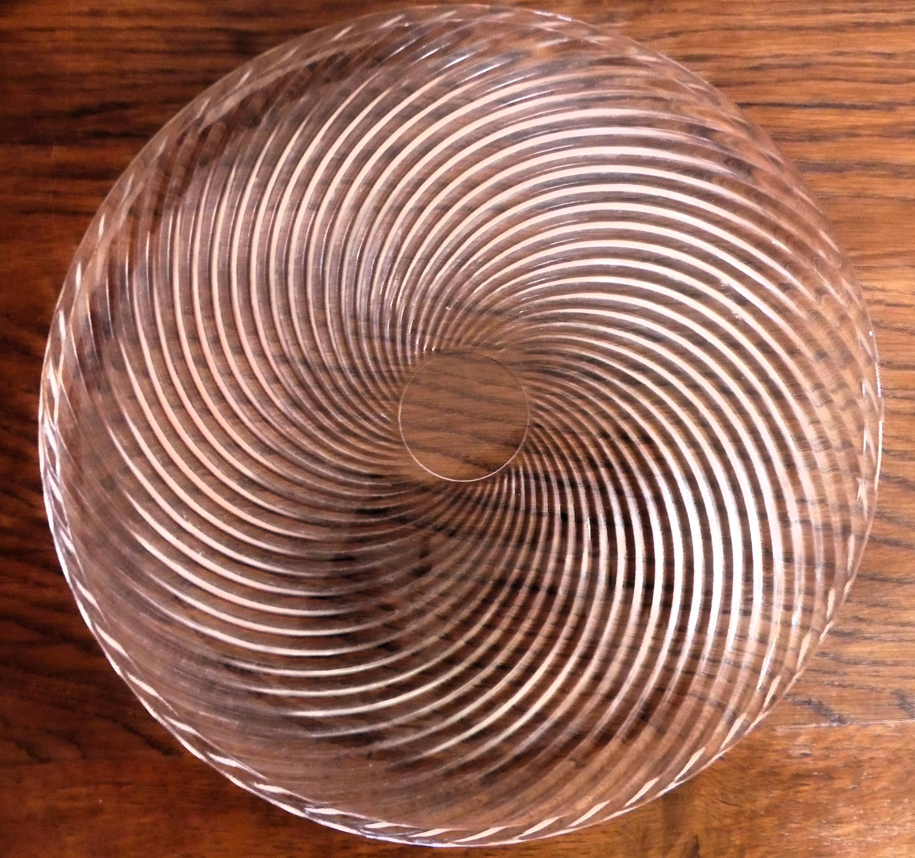 Set of 2 round serving dishes: Gien (Anthéor model) and Duralex.