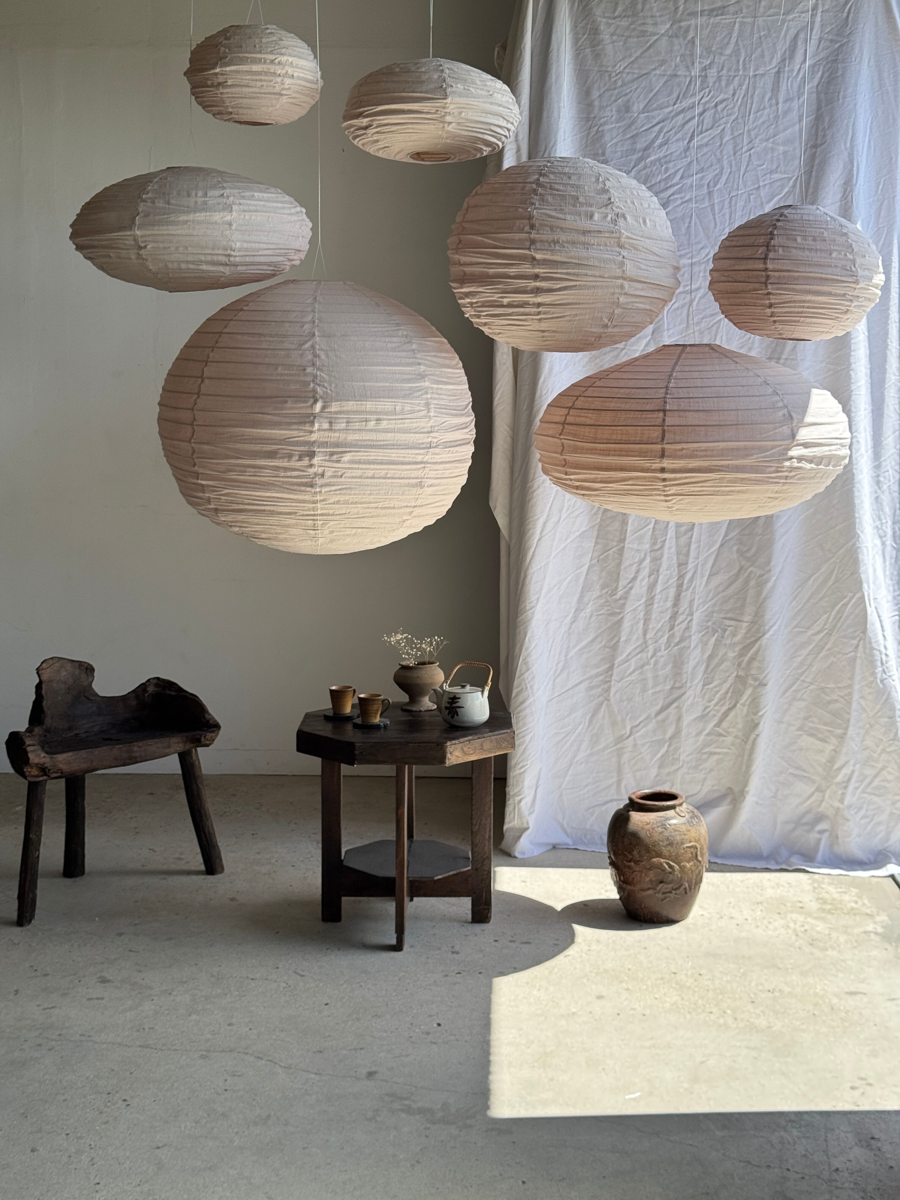 Grande suspension en rotin et lin naturel japonisante ovale aplatie rosée