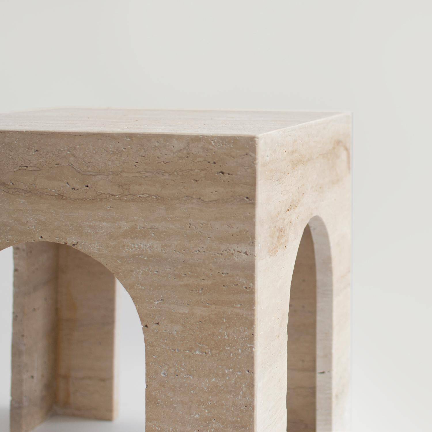 Table d'appoint en arc travertin