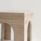 Table d'appoint en arc travertin