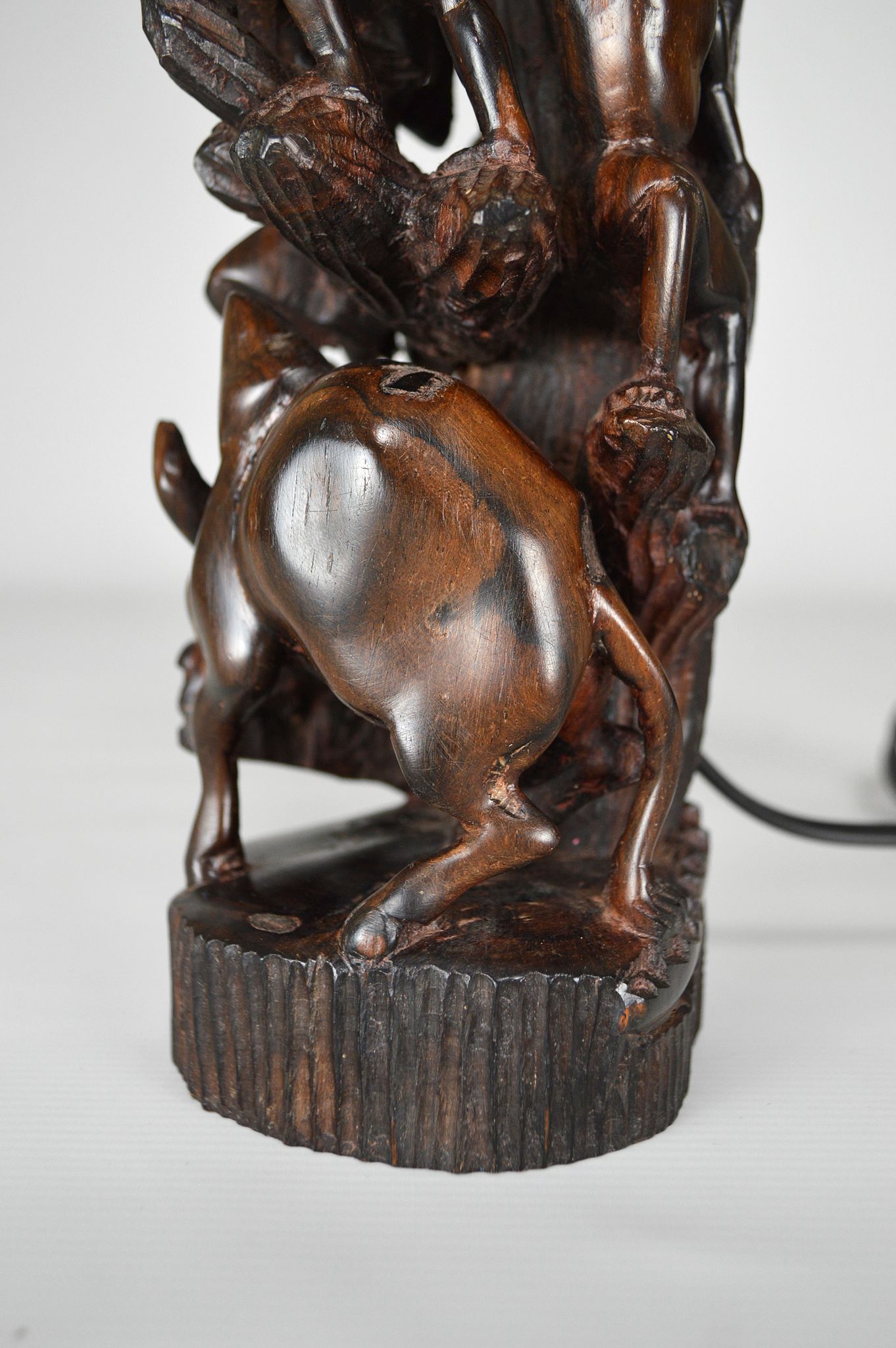 Lampe africaine en ébène sculpté, "Chasseurs, buffle et crocodile"