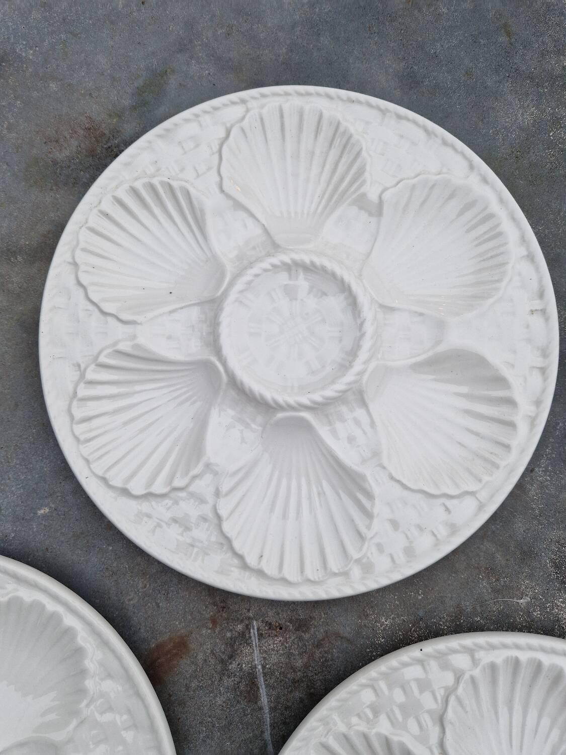 Set of 6 oyster plates with shells in white earthenware