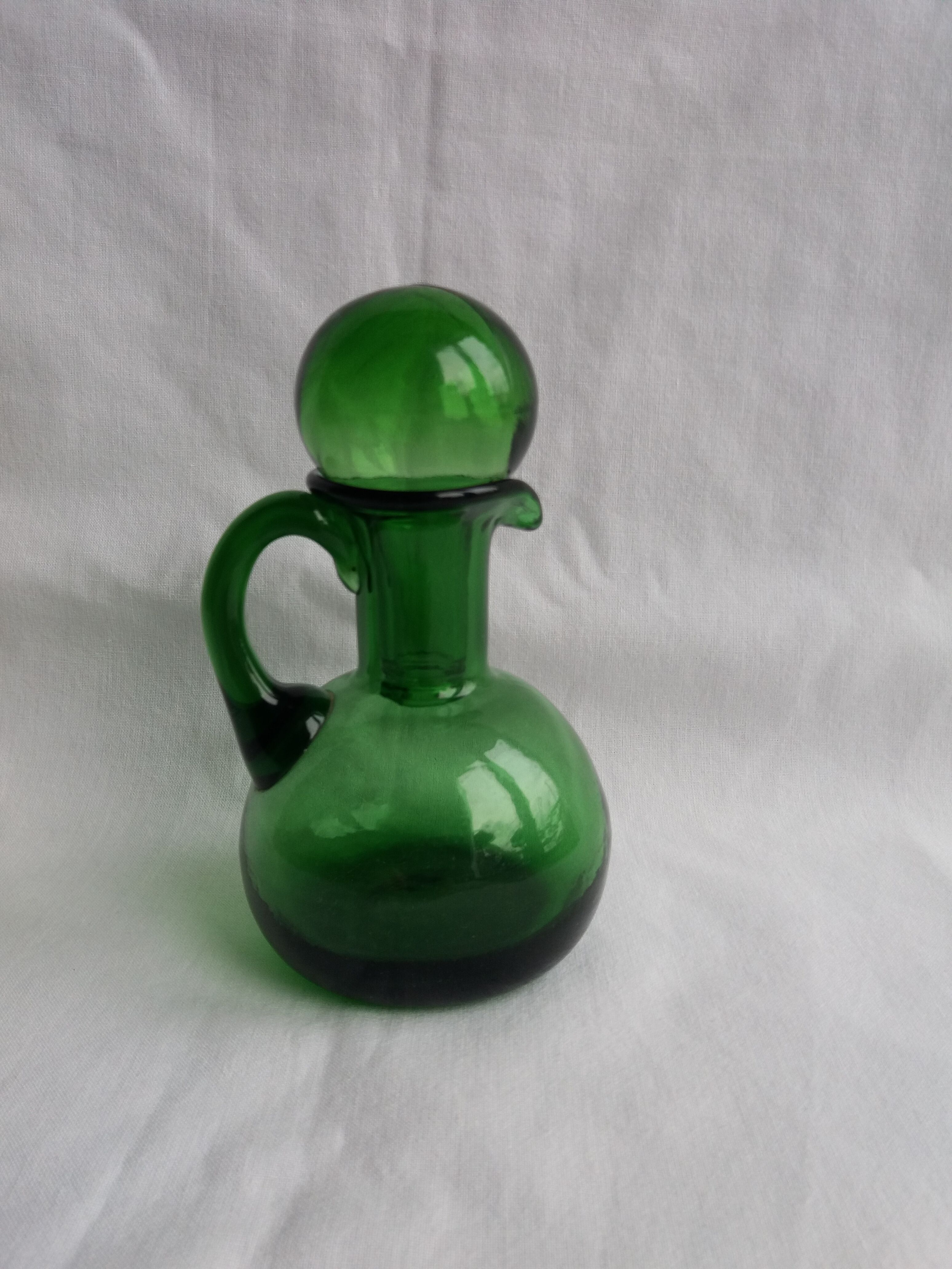 Pichet fiole de chimie en verre vert
