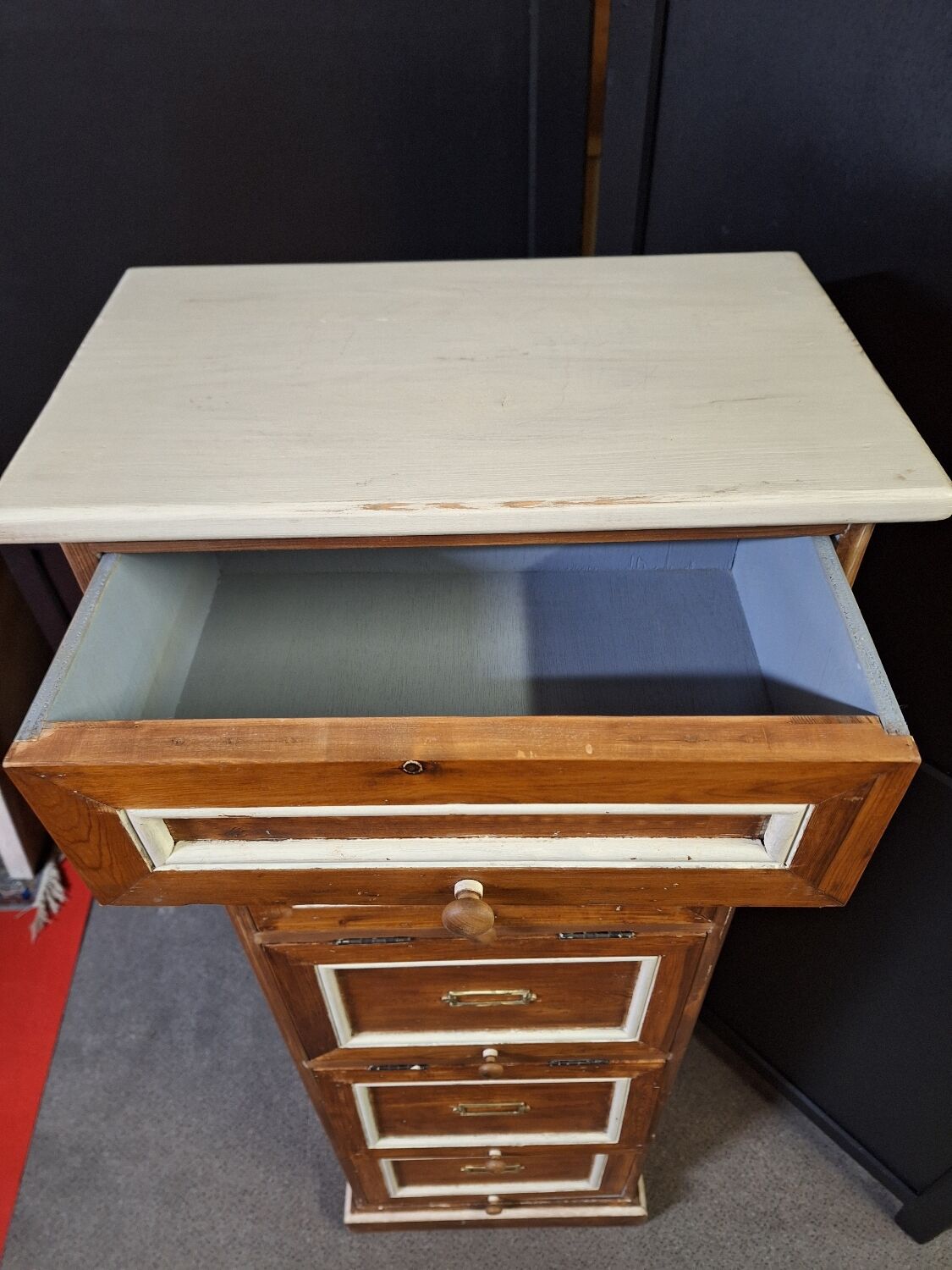 Wooden workshop cabinet with flaps