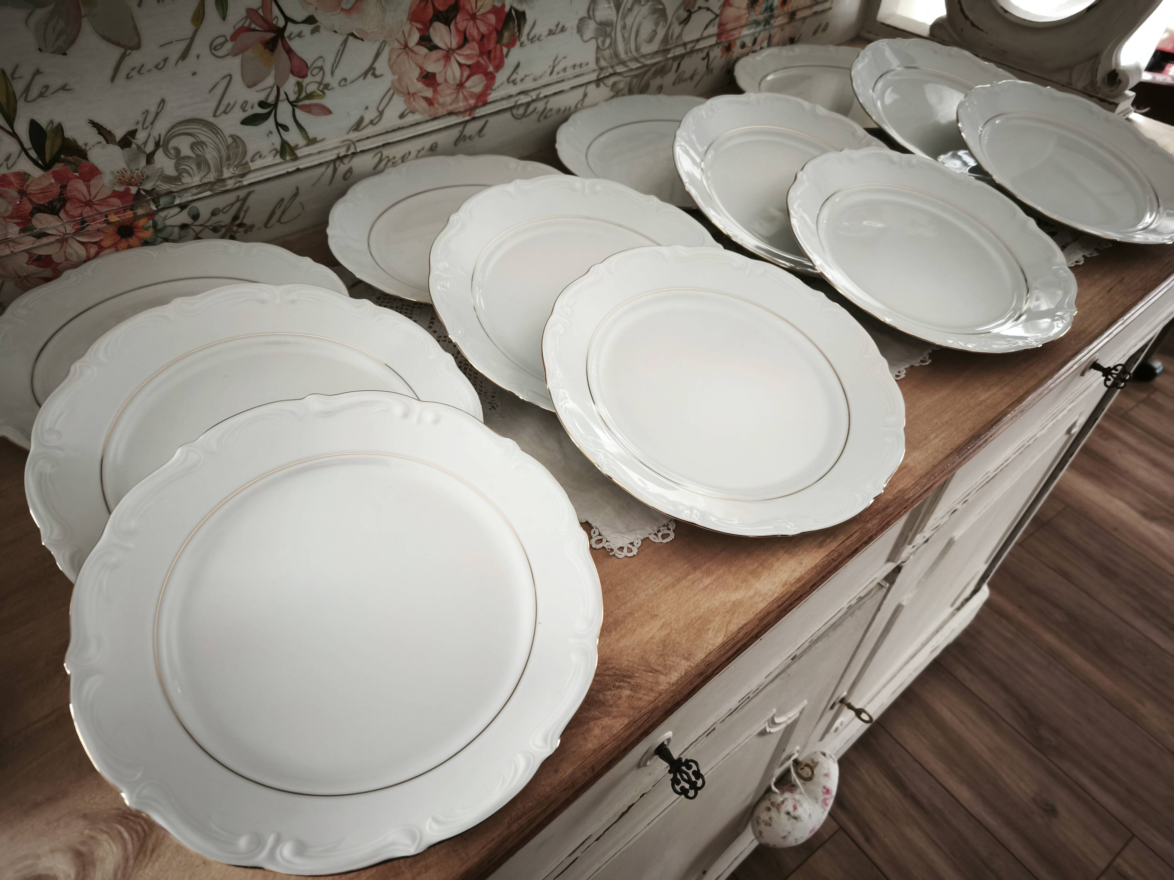 12 flat plates in porcelain with double gold rim.