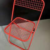 Chaise pliante en métal rouge