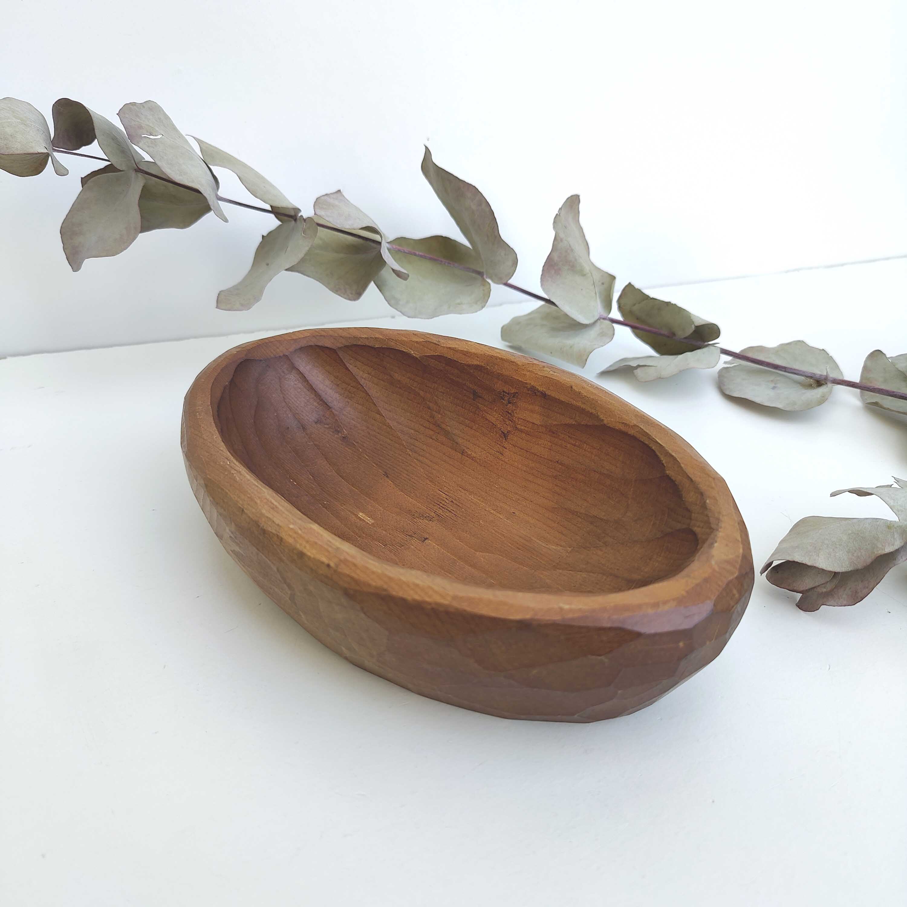 Pretty basket in solid wood oval shape