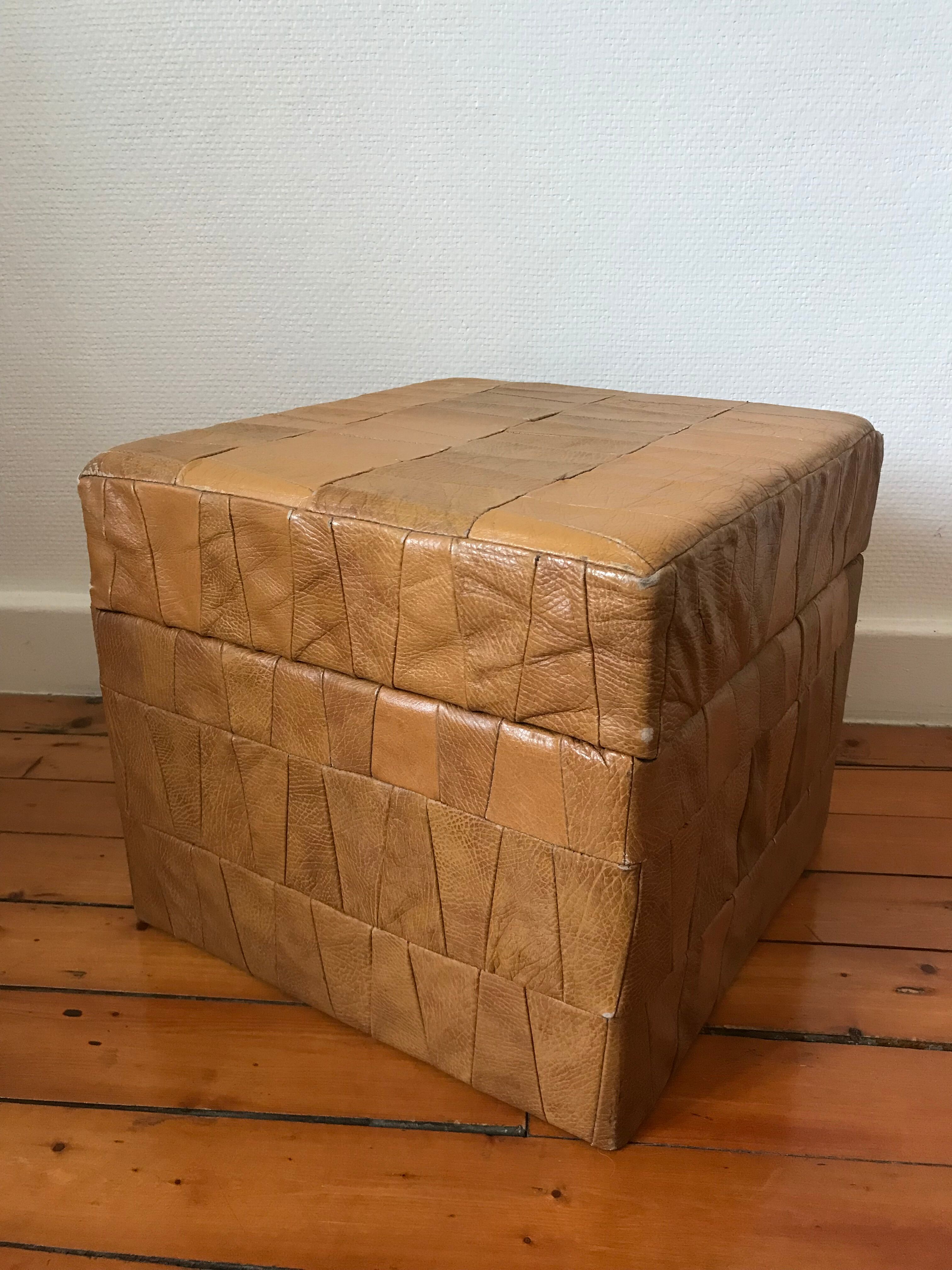 Pouf coffre cuir patchwork vintage circa 1960