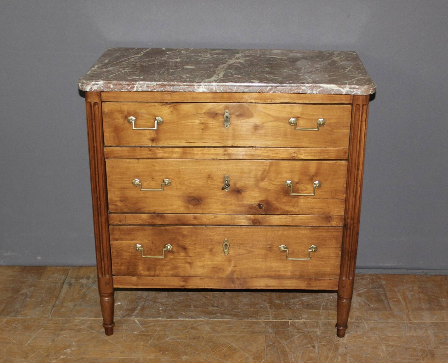 Louis XVI commode in cherry wood, 18th century.
