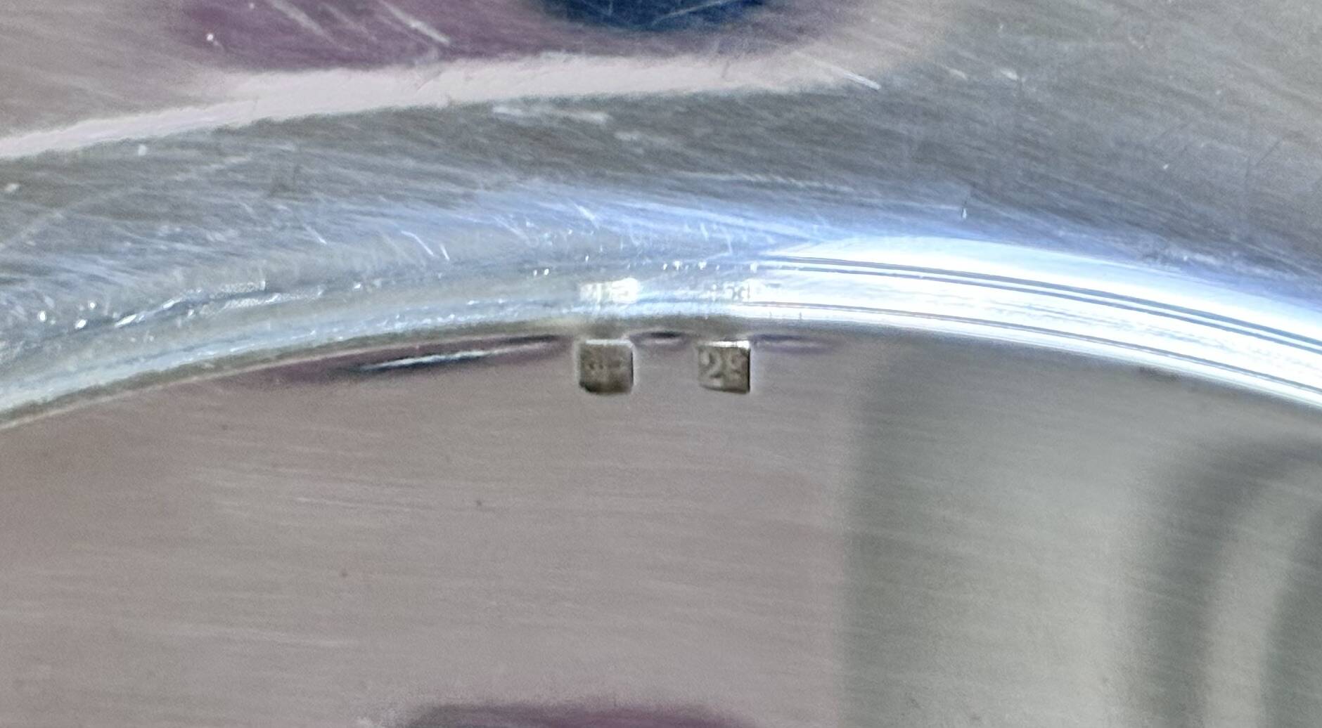 2 silver-plated charger plates, 28 cm in diameter.