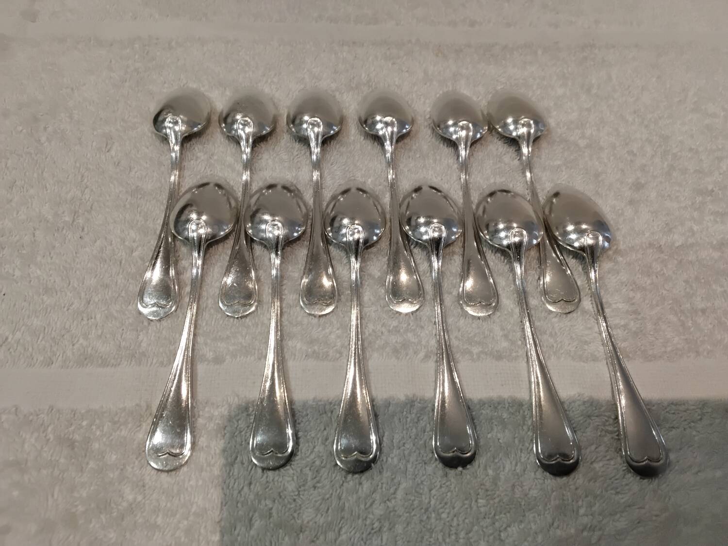 12 silver-plated metal teaspoons by Apollo silversmiths, decorated with fillets, 14.2cm