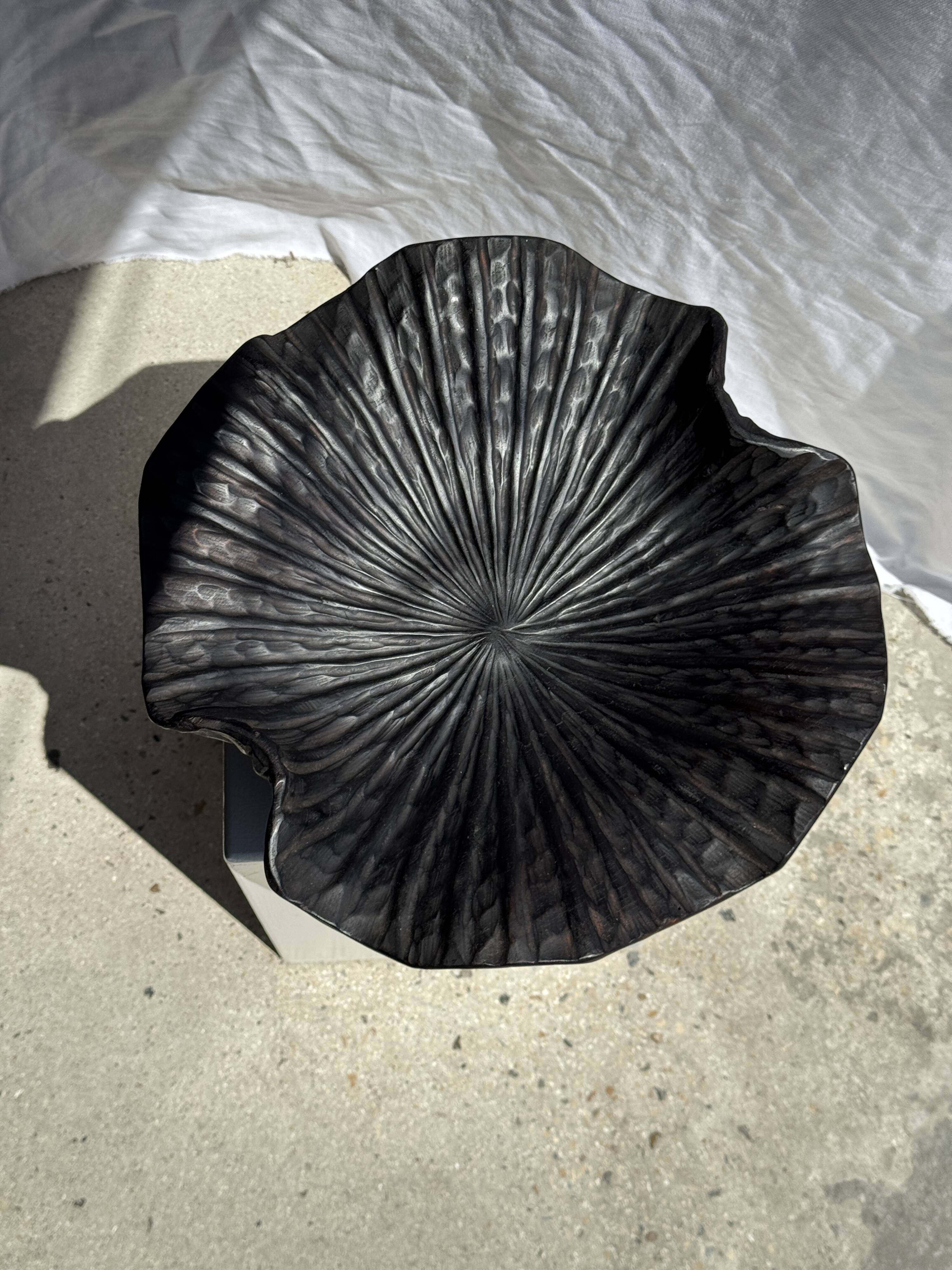 Coupe en teck noircie en forme de feuille ou fleur monoxyle H10 D41