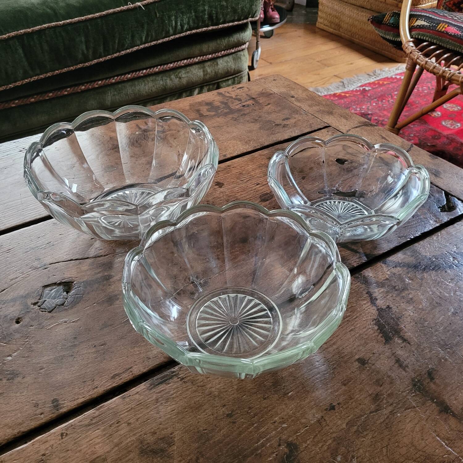 Trio of molded glass salad bowls – floral shape Ø 18/20/23 cm