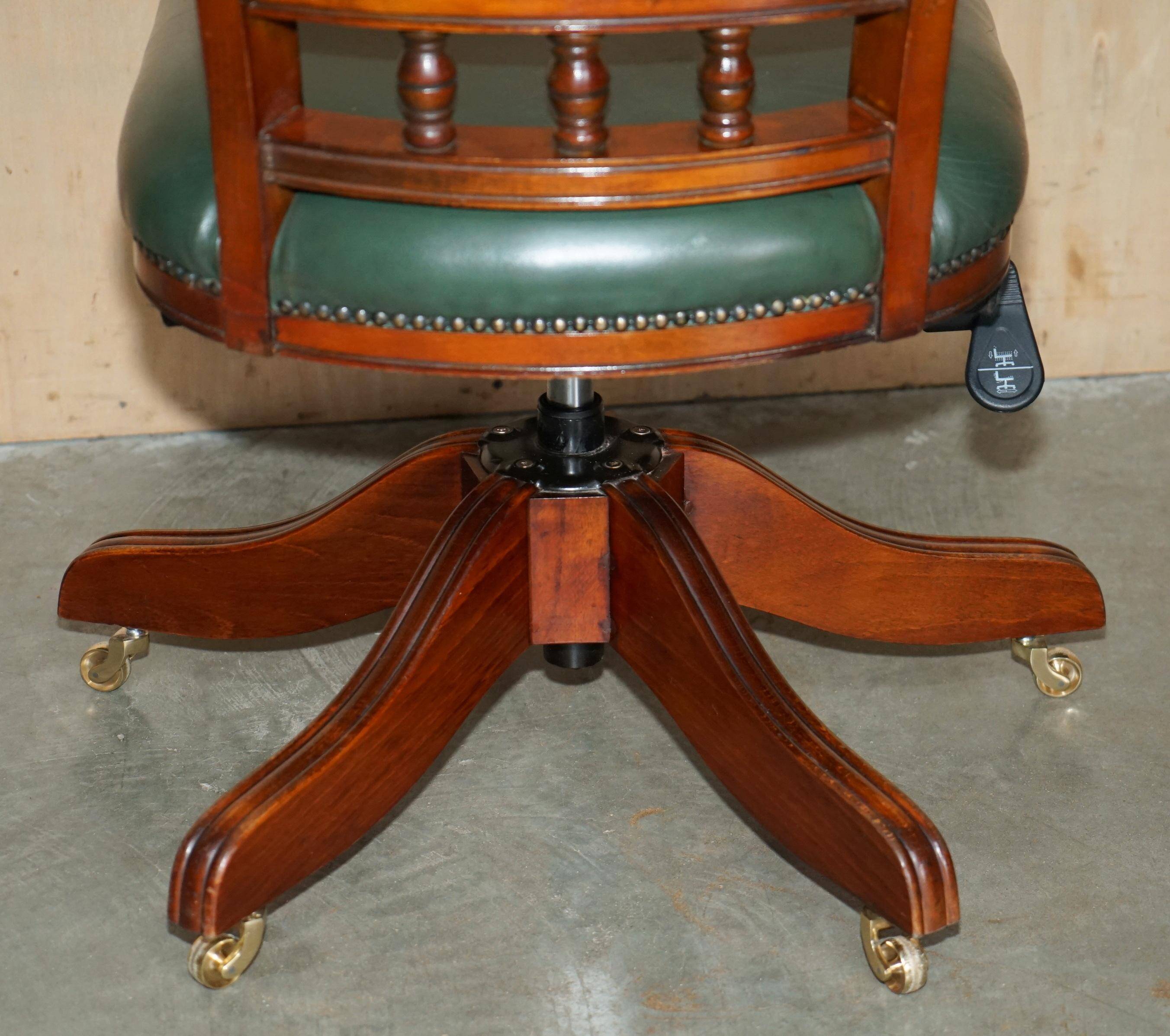 Modern captain's chair in leather, beech frame, adjustable.