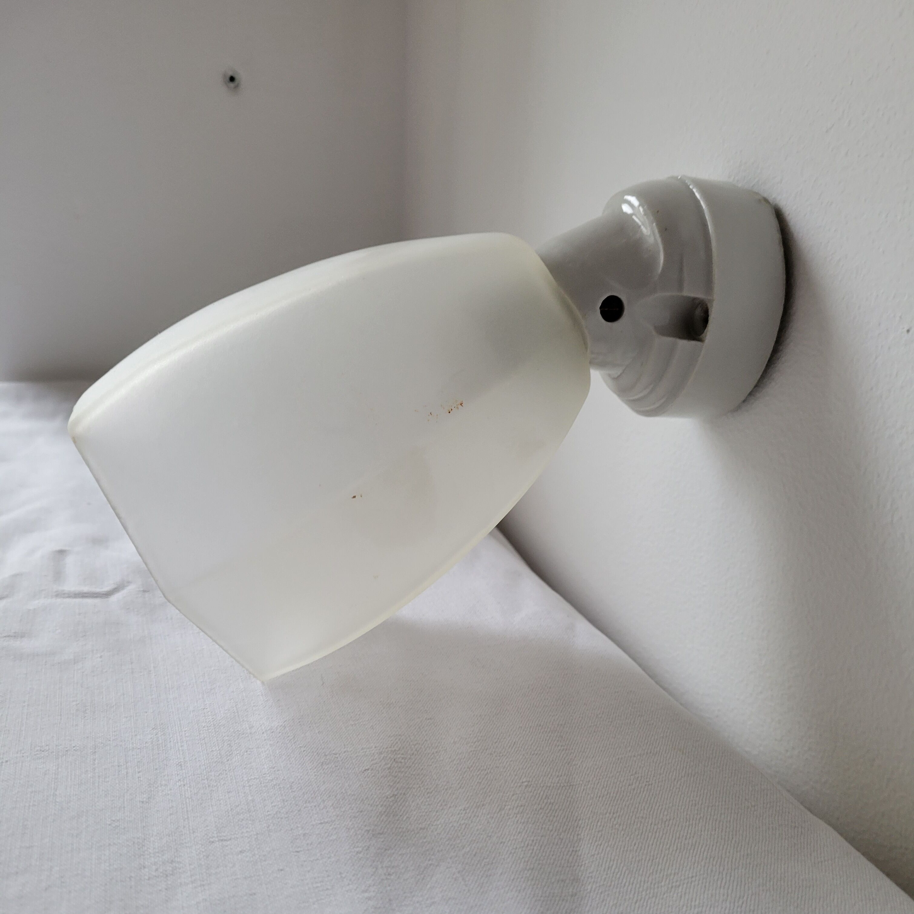 Art deco wall lamp in porcelain and glass