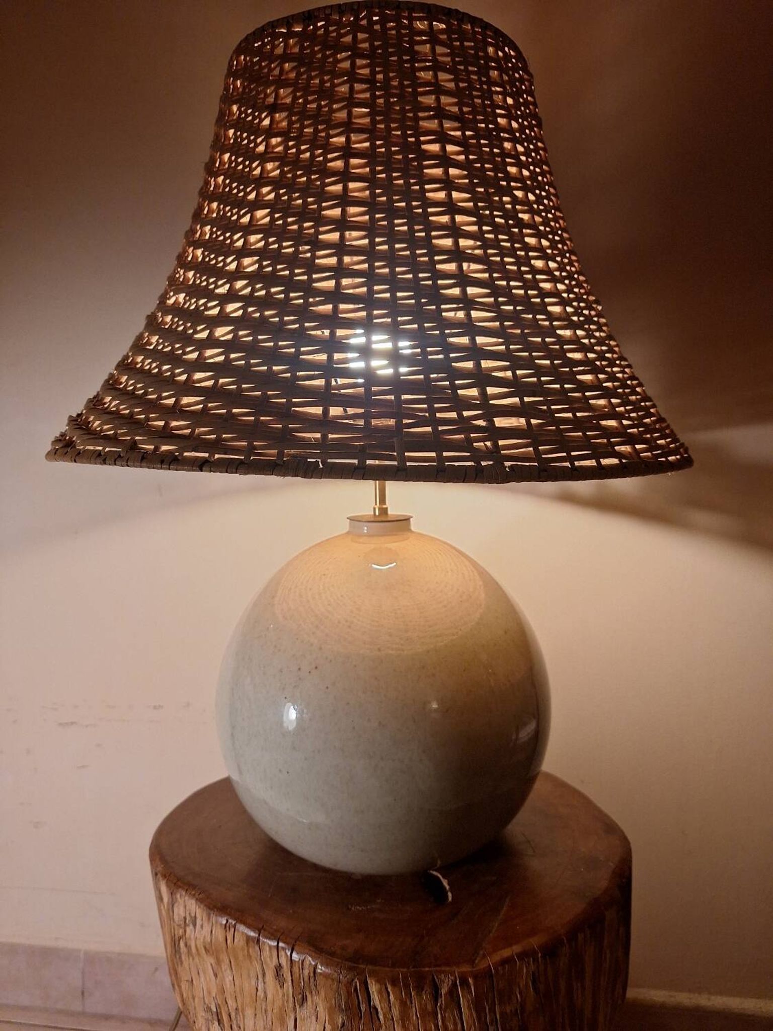 Lampe céramique avec abat-jour rotin.