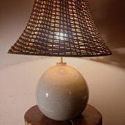 Lampe céramique avec abat-jour rotin.