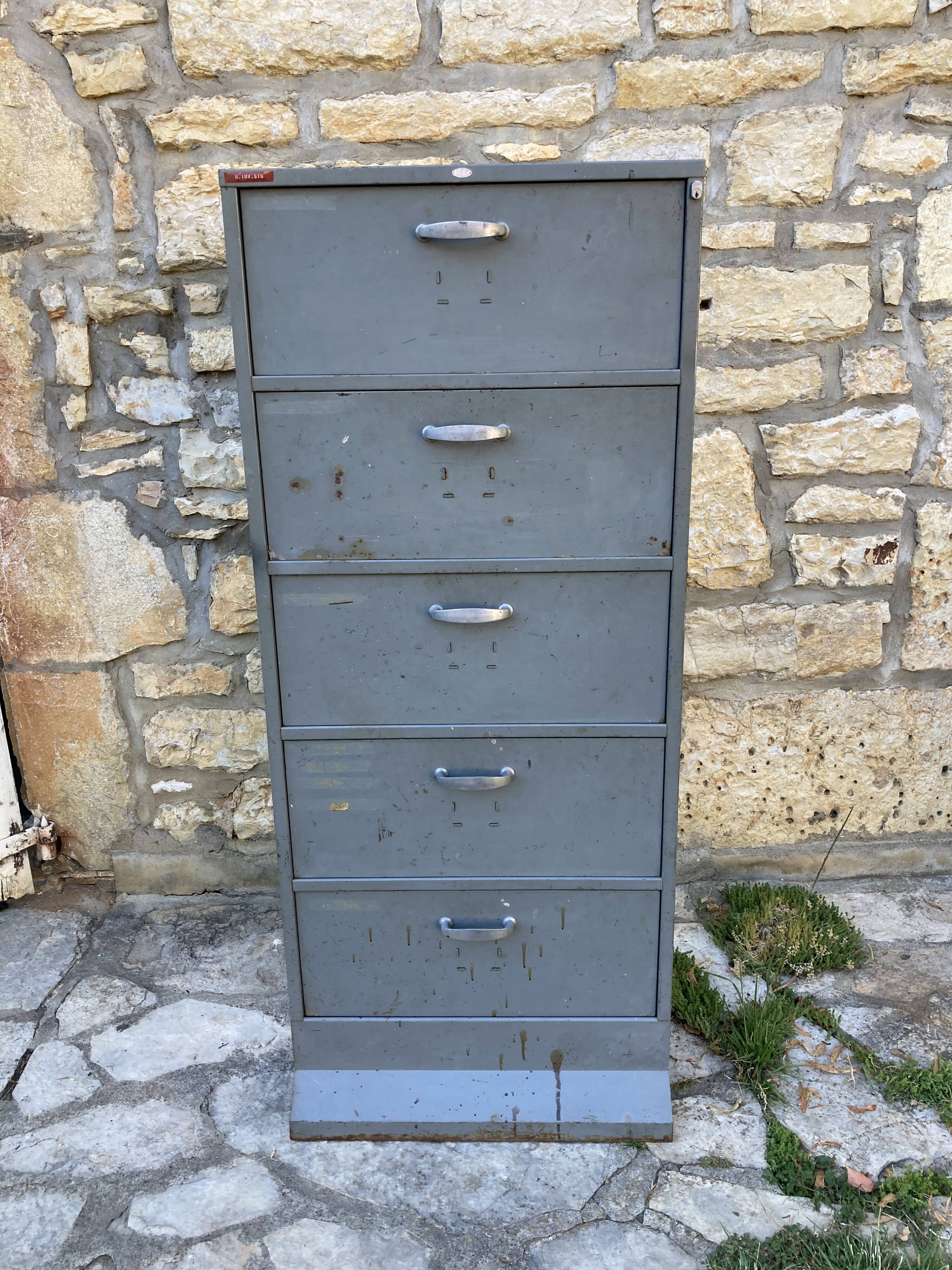 Metal workshop furniture with valves