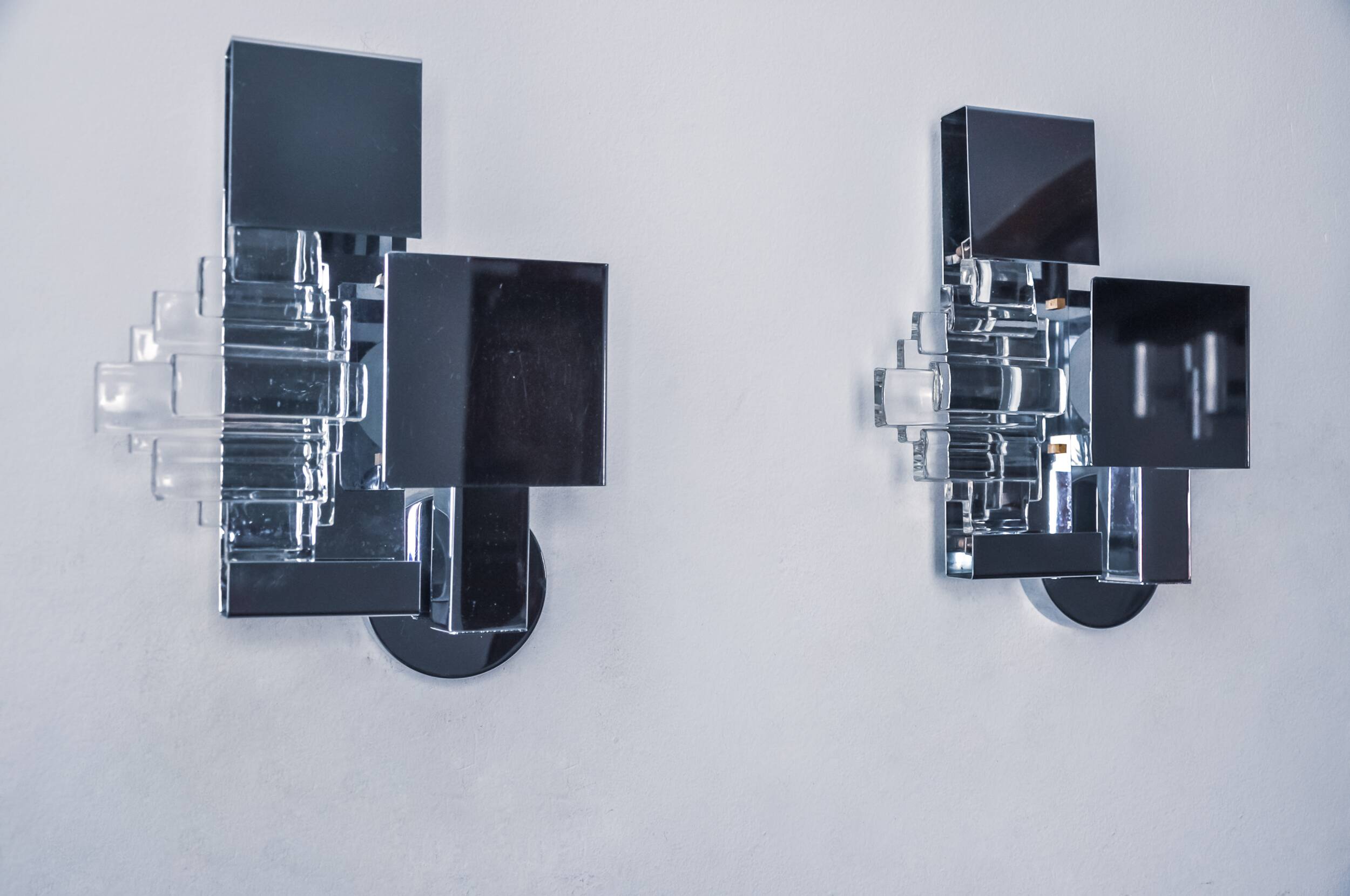 Pair of wall lights from the Sciolari house, chromed metal and Murano glass, Italy, 1970