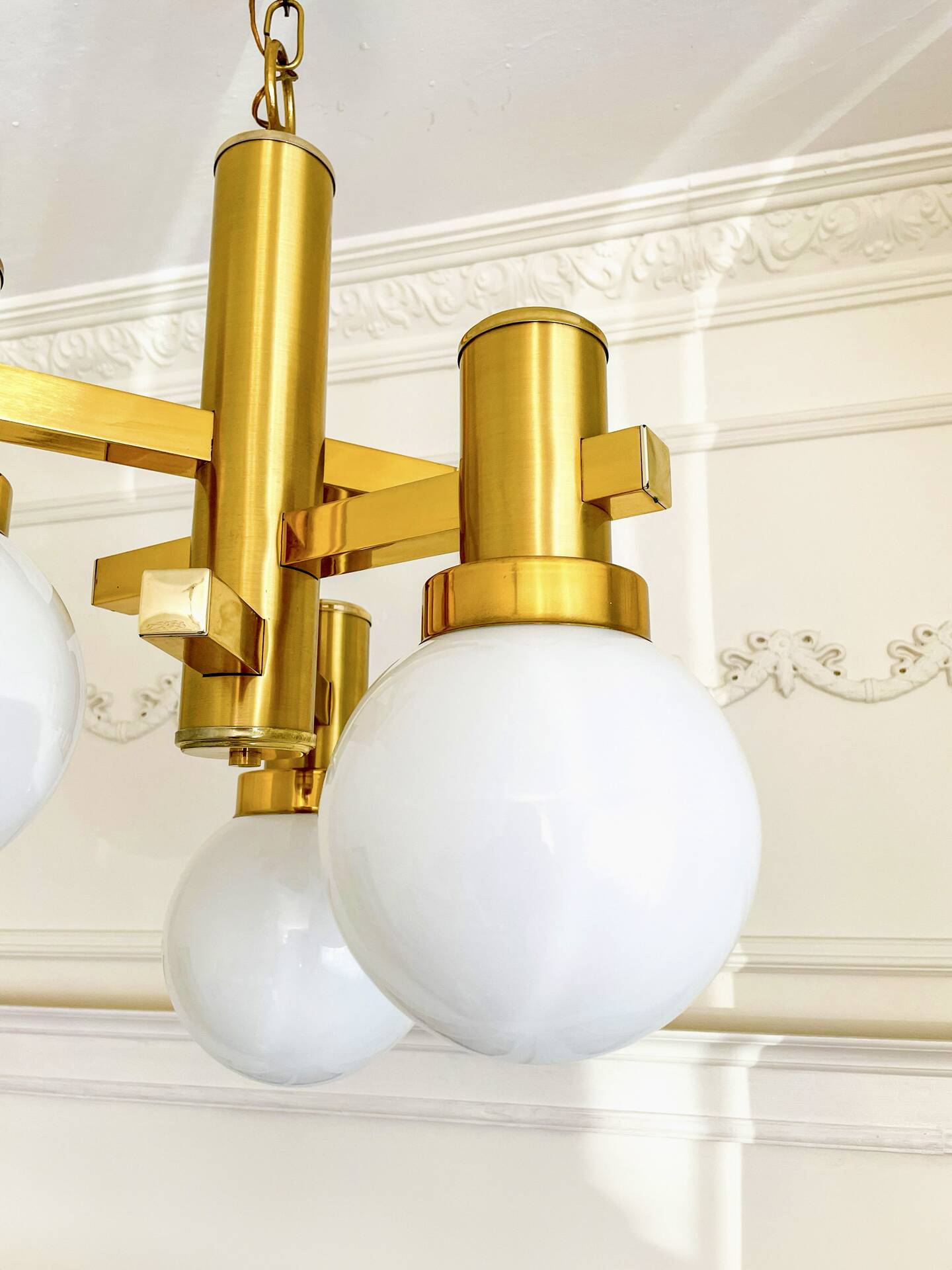 Gaetano Sciolari vintage chandelier in brass and opaline, 1970s