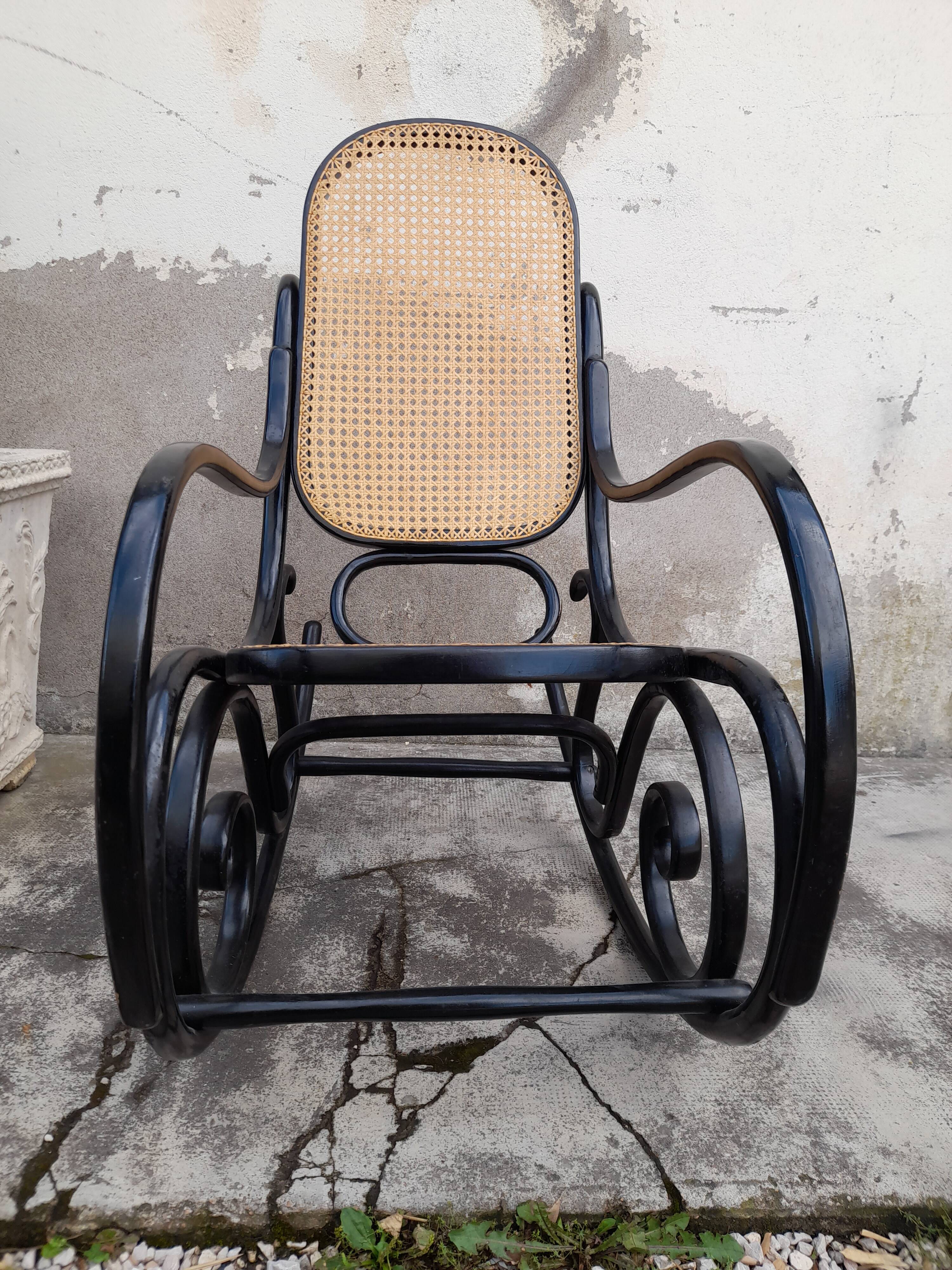 Rocking-chair noir canné bois courbé 1930