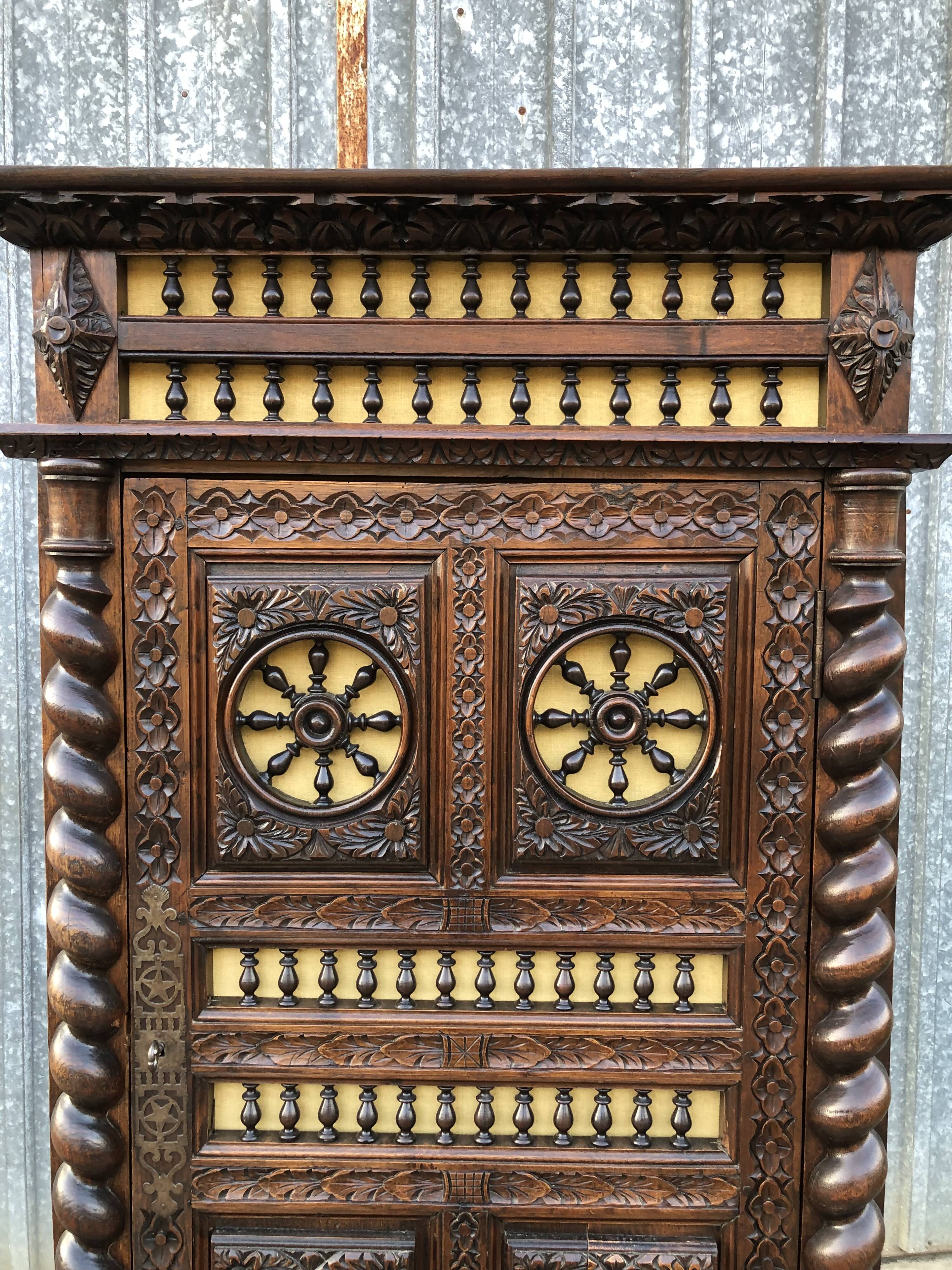 Breton bonnet cupboard in solid oak with 1 door and 1 drawer.