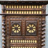 Breton bonnet cupboard in solid oak with 1 door and 1 drawer.