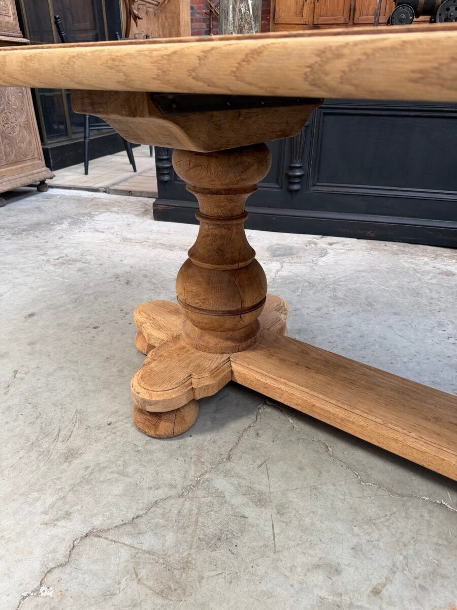 Oval table in solid oak