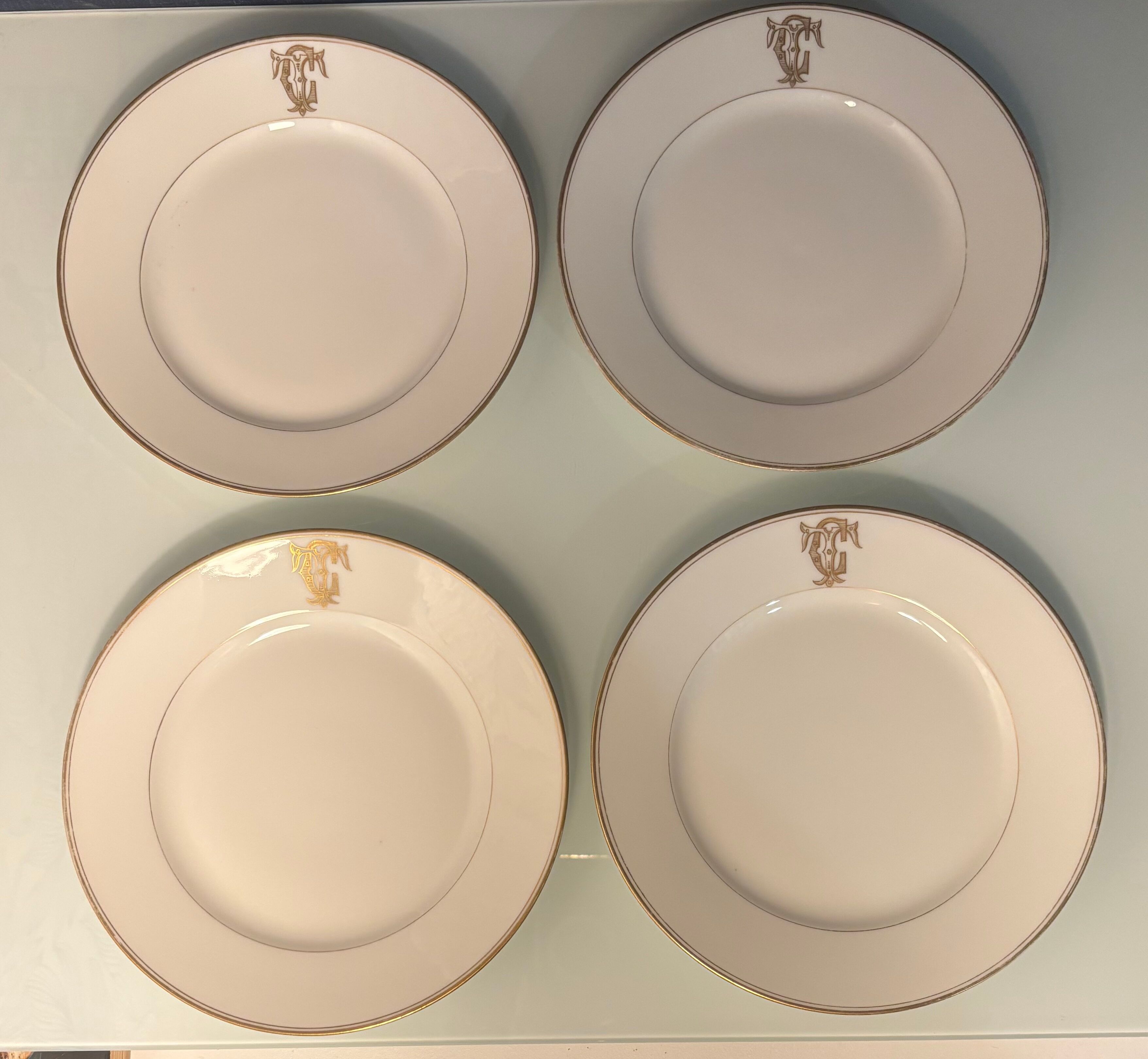 Service à thé en porcelaine (Limoges) 35 pieces monogrammè à liseré doré