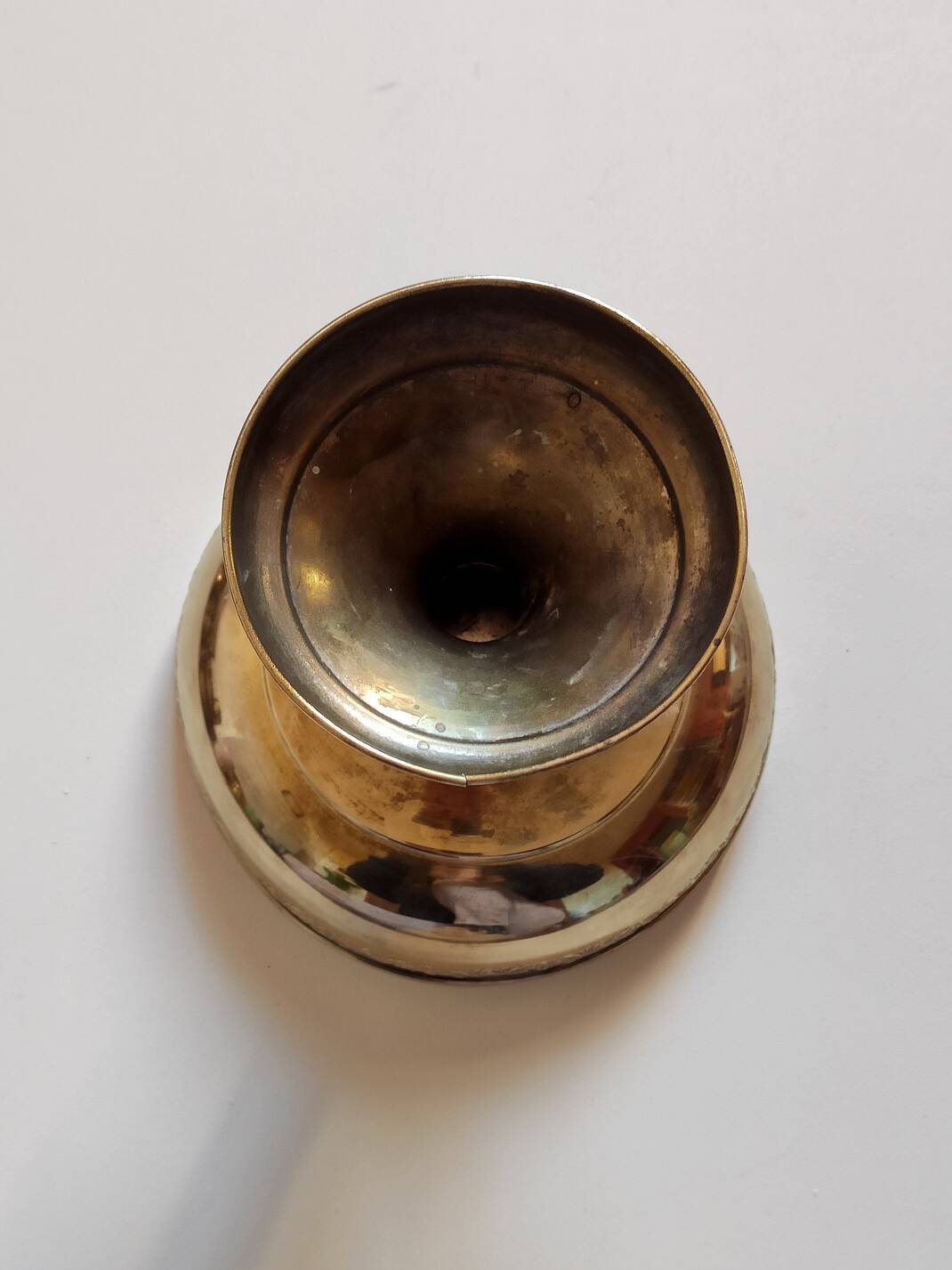 Coupe à pied laiton repoussé