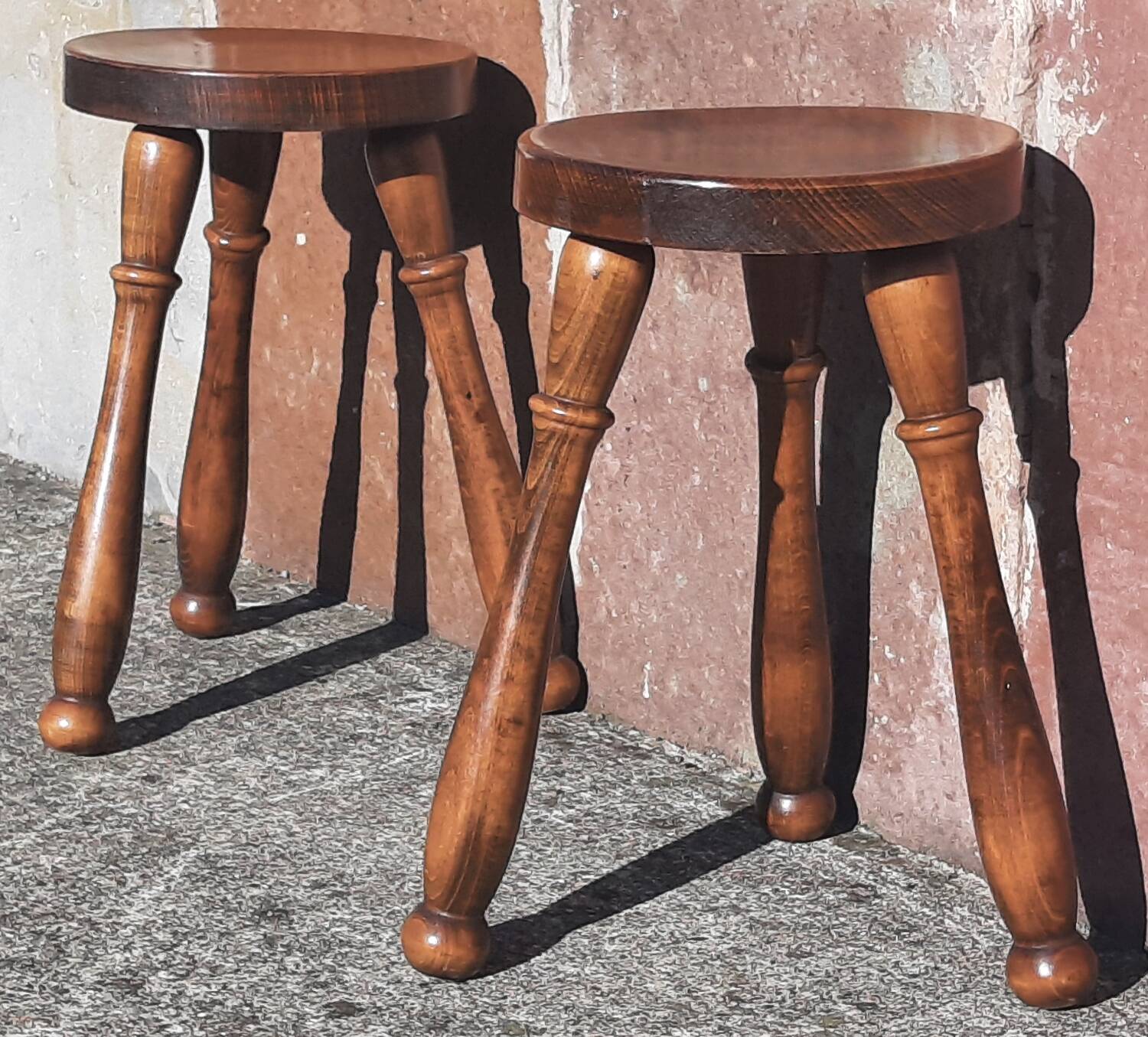 Tabourets bas tripodes, bois massif. (Lot de 2)
