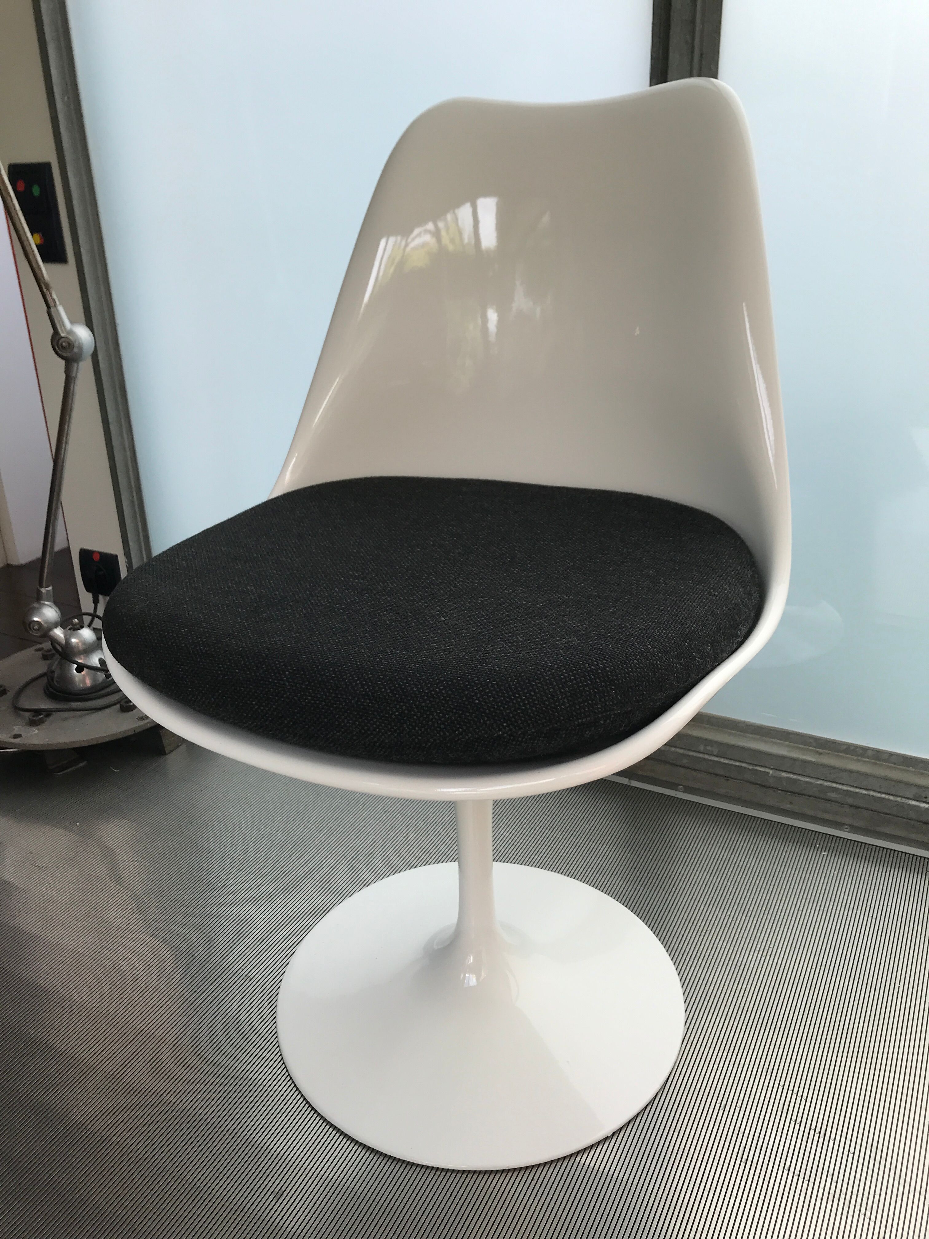 Tulip chair by Eero Saarinen for Knoll