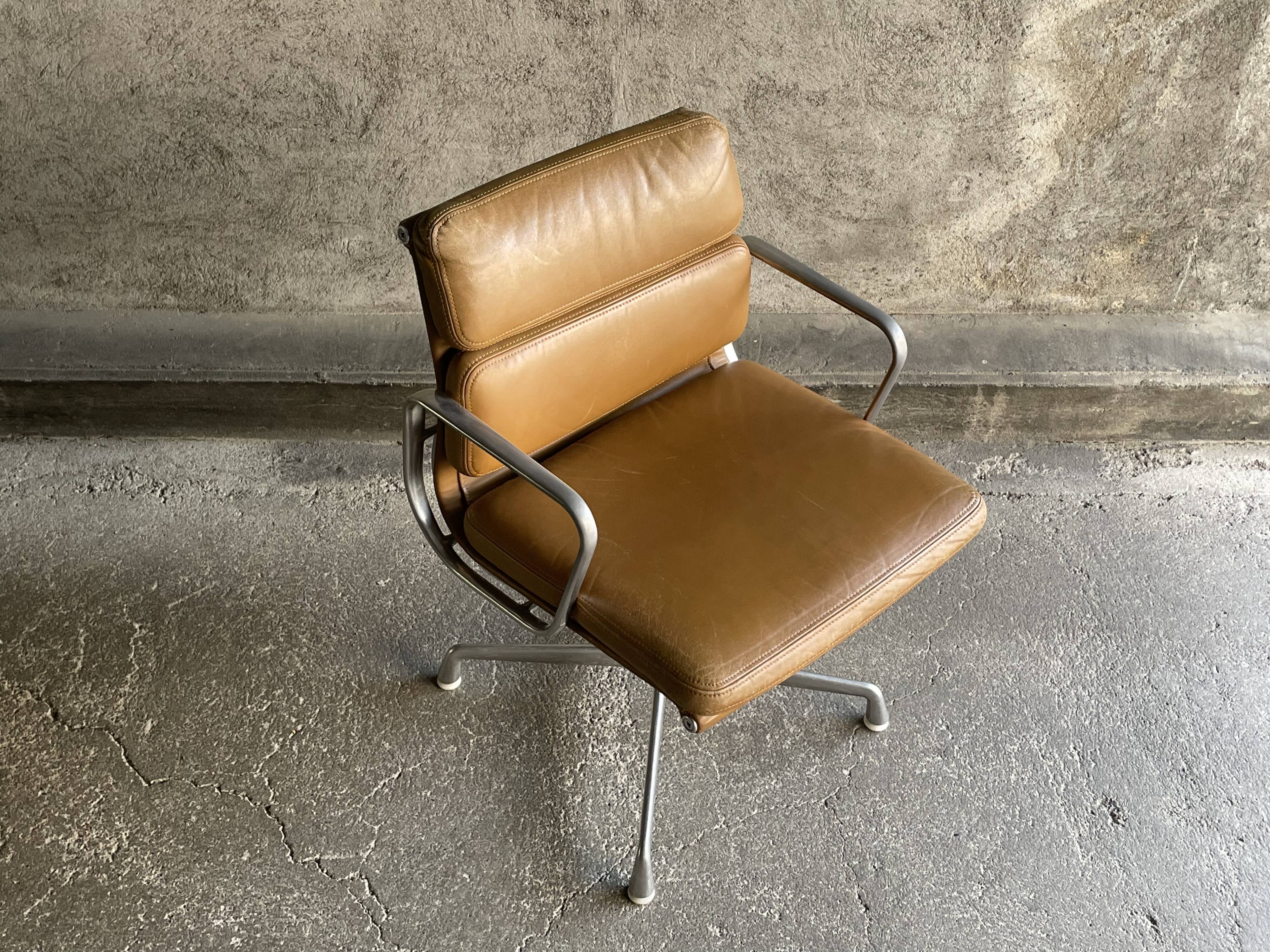 EA 208 camel leather armchair by Charles Eames for Herman miller