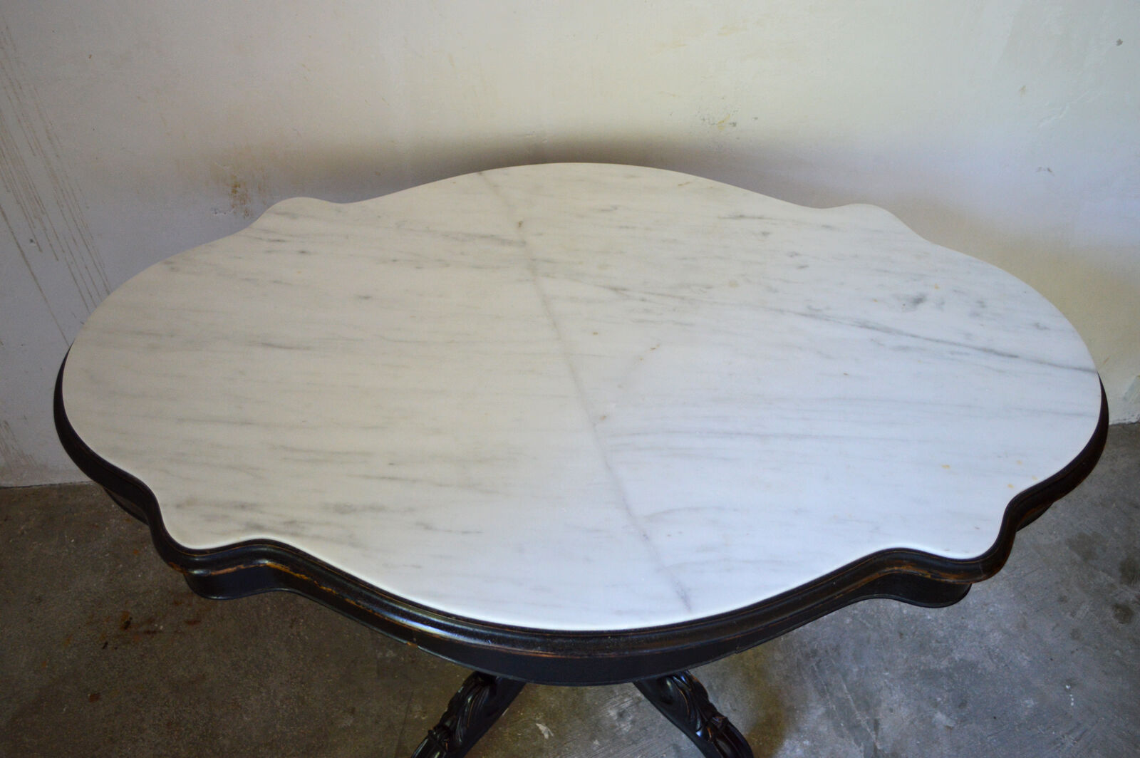 Table violon Napoléon III en bois noirci et marbre blanc, XIXe siècle