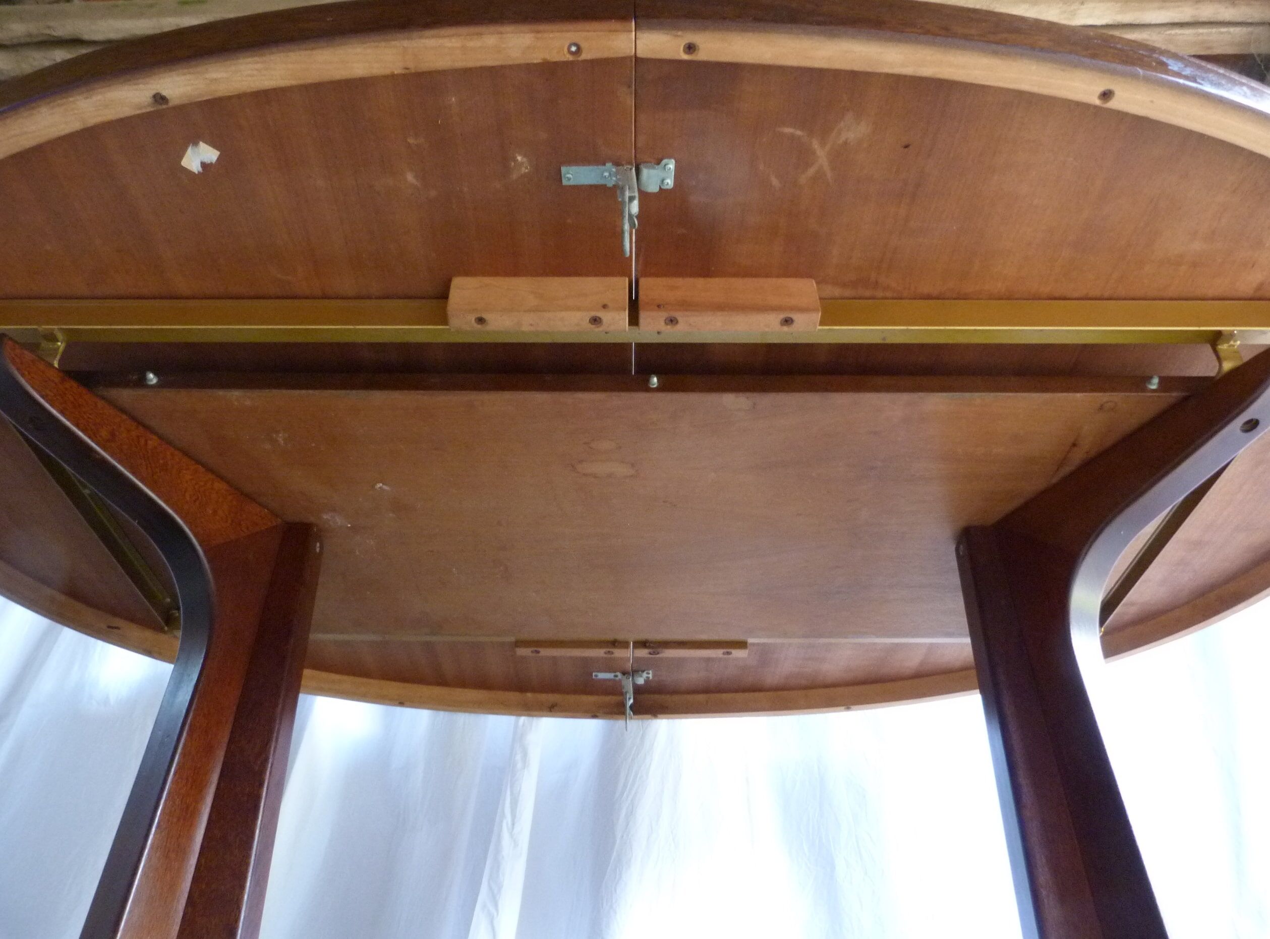 Extendable oval table