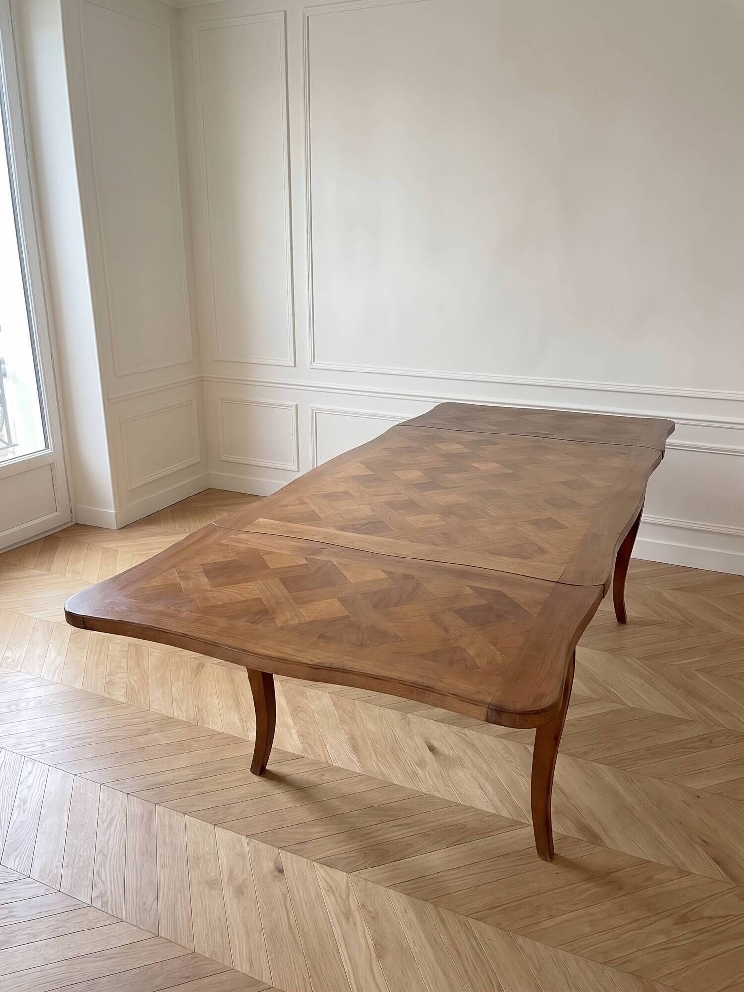 Extendable dining table in Louis XV style made of wood.