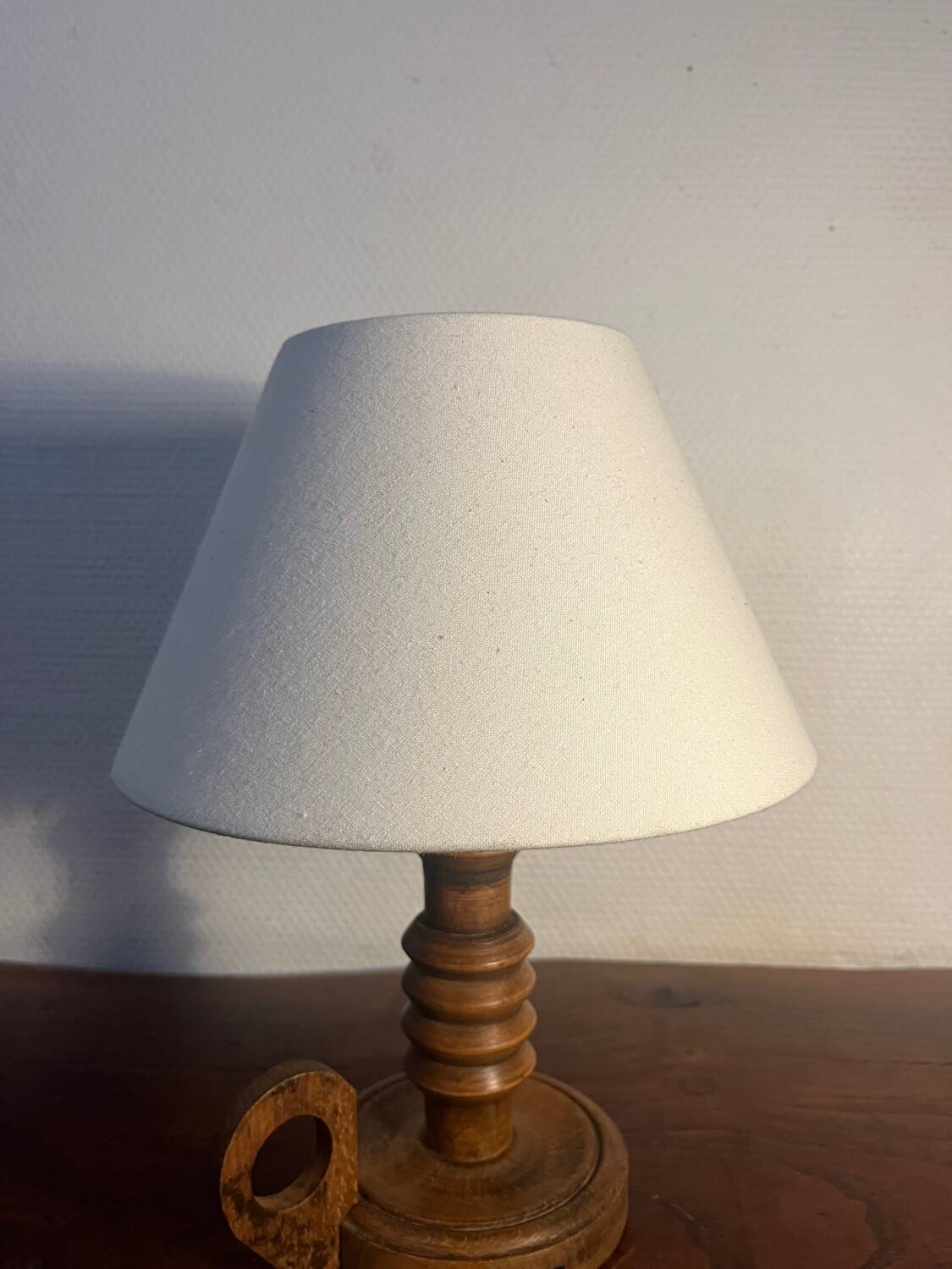 Sculpted wooden table lamp from the 1960s.
