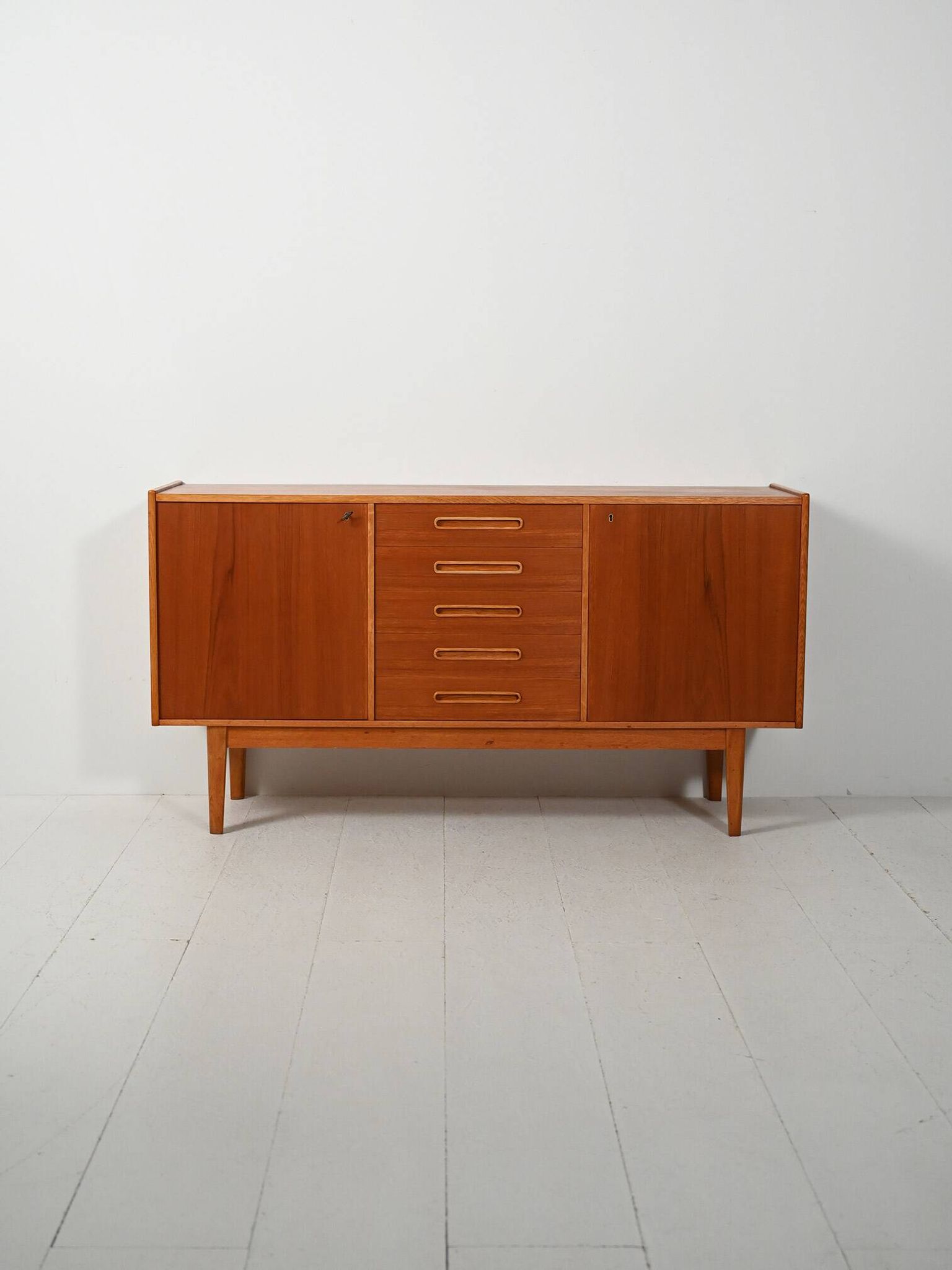 Buffet scandinave des années 1950 avec poignées incrustées.