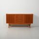Buffet scandinave des années 1950 avec poignées incrustées.
