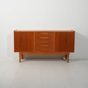 Buffet scandinave des années 1950 avec poignées incrustées.