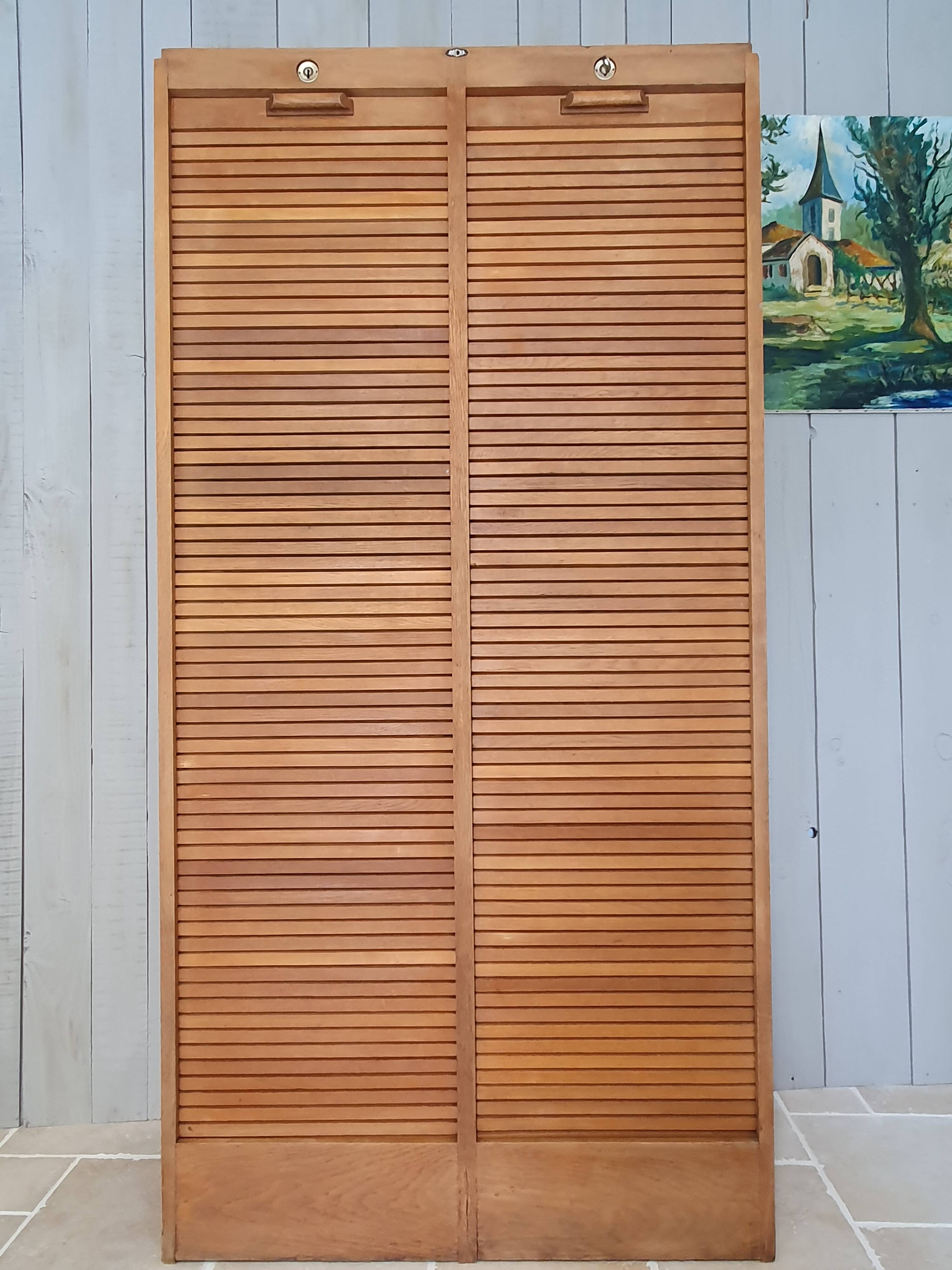 Double curtain cabinet