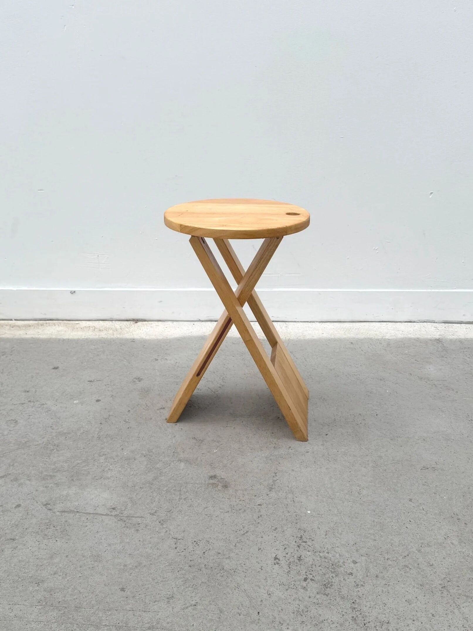 Tabouret plaint "Suzy Stool" de Adrian REED en bois