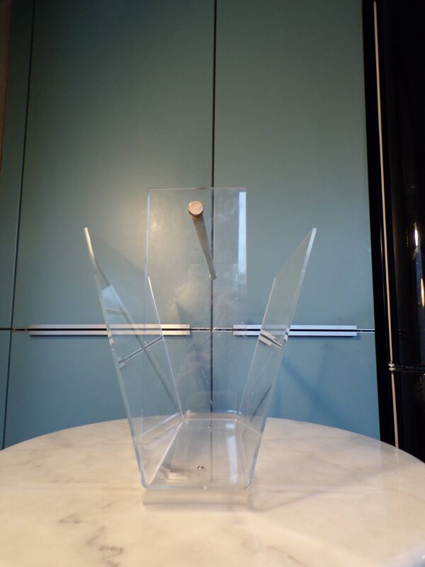 Porte-revue Omega  par David Lange