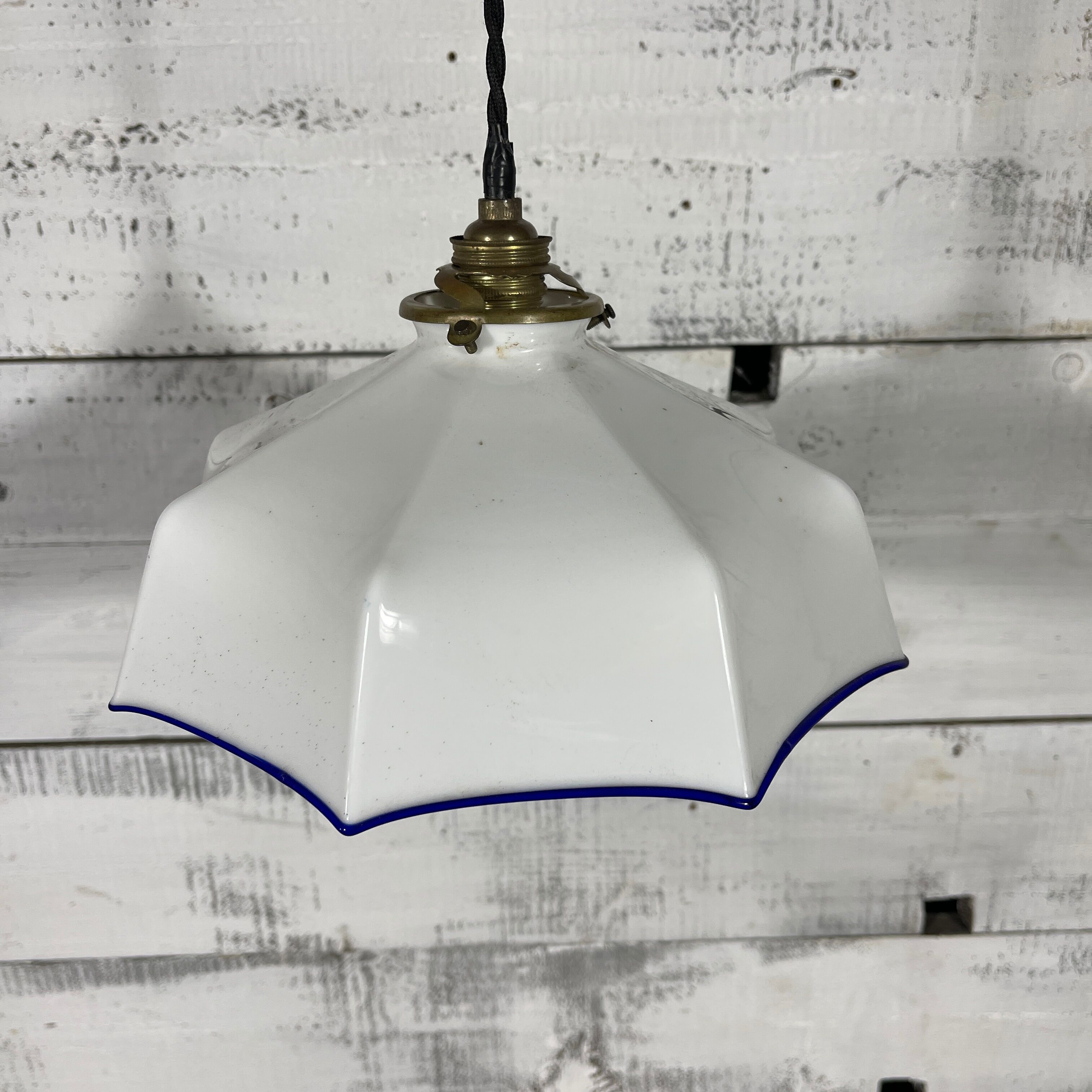 Opaline suspension